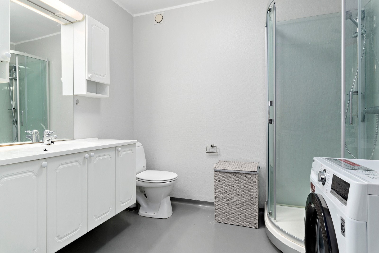 Badet har dusjkabinett, toalett og opplegg for vaskemaskin. Galleribilde