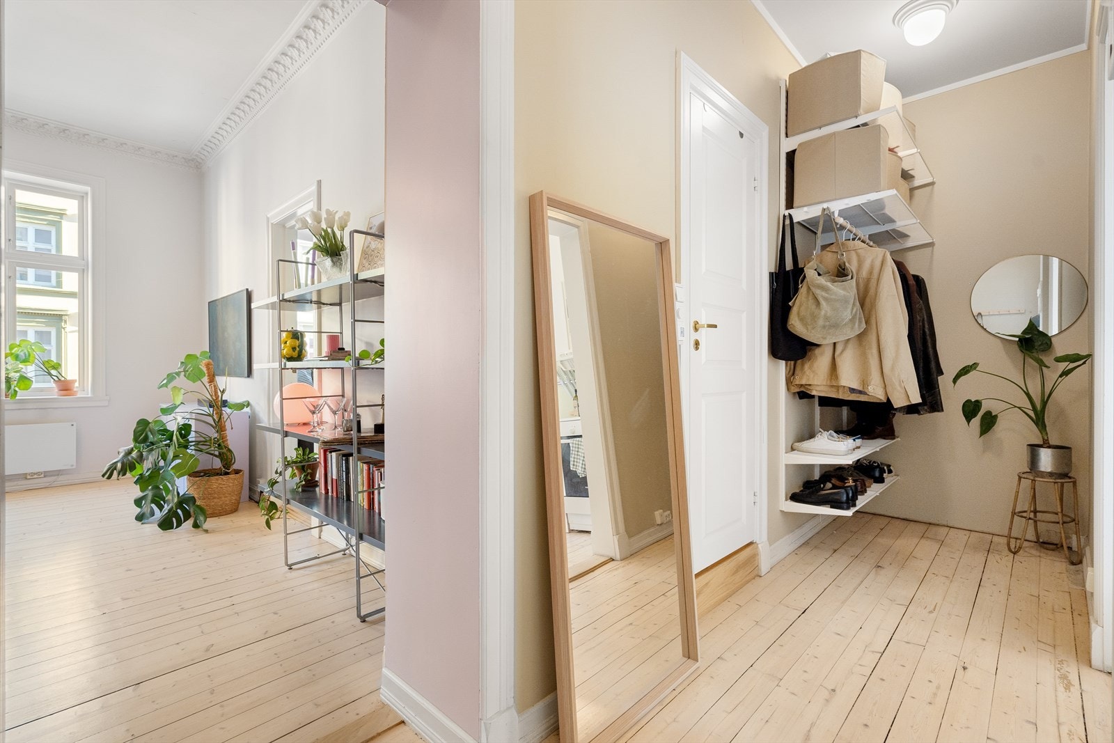 I gangen er det praktisk nisje med plass til oppbevaring av yttertøy. Galleribilde