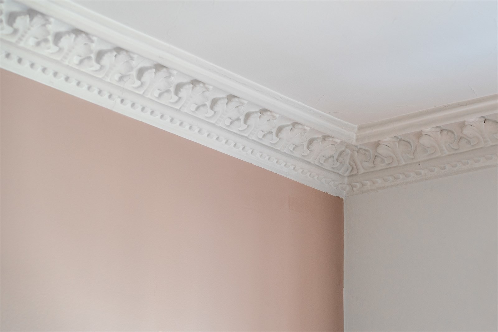 Leiligheten ligger i en klassisk gård fra slutten av 1800-tallet med originale detaljer. Galleribilde