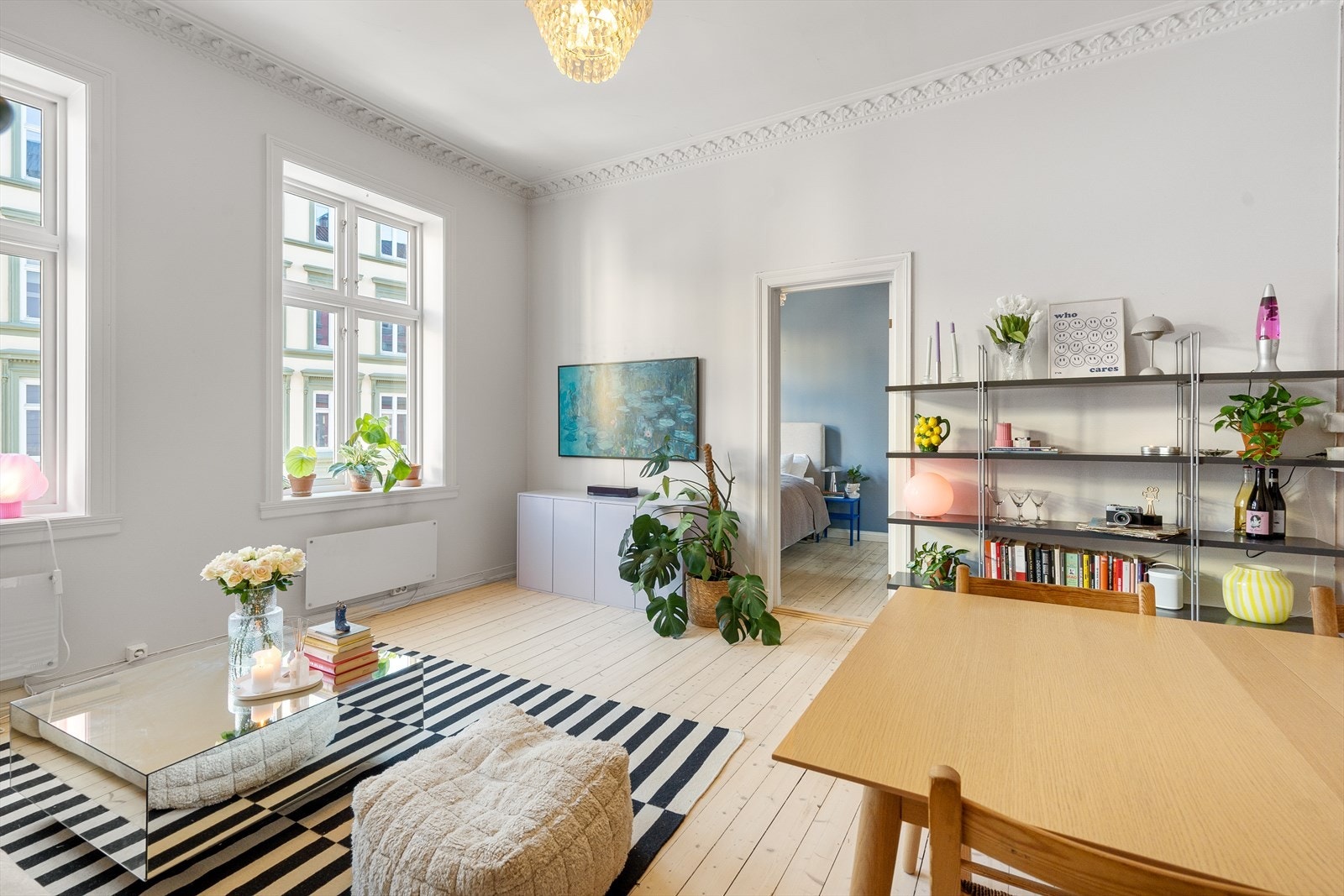 Herlig stue med nydelige detaljer, store vindusflater og peis. Galleribilde