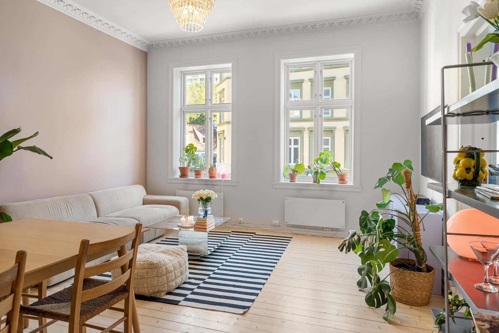 Stuen er malt i delikate farger og tregulvet er godt bevart. Galleribilde