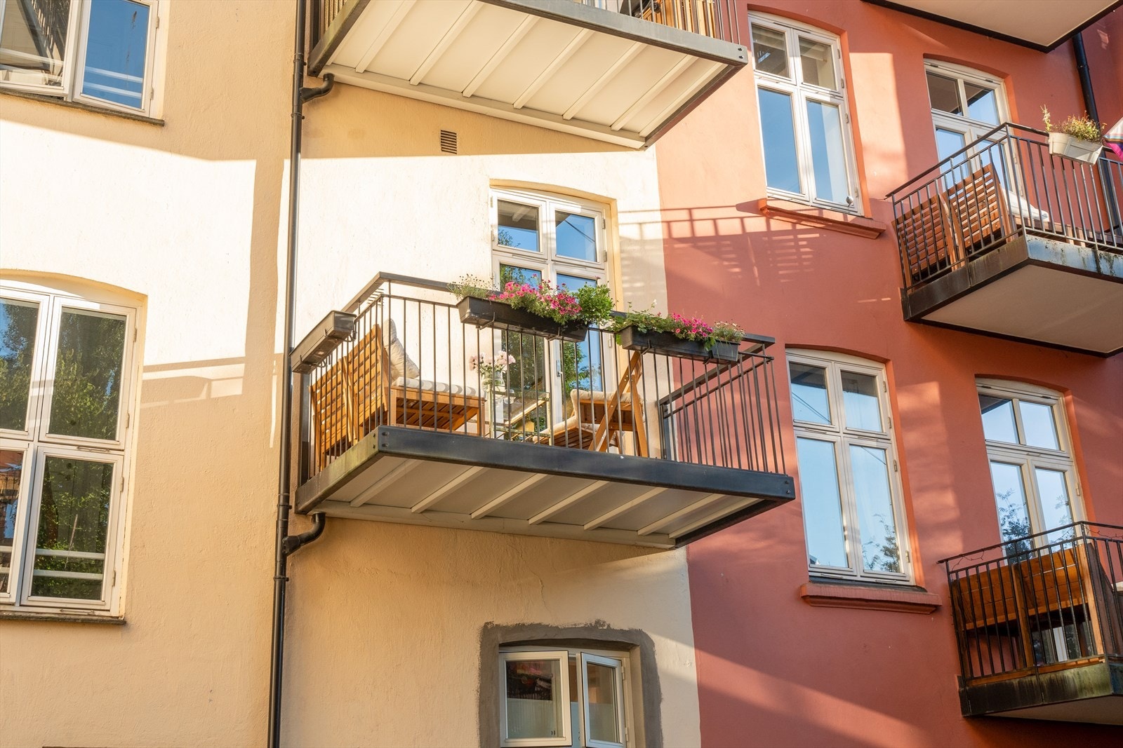 Balkongen vender mot den idylliske bakgården. Galleribilde