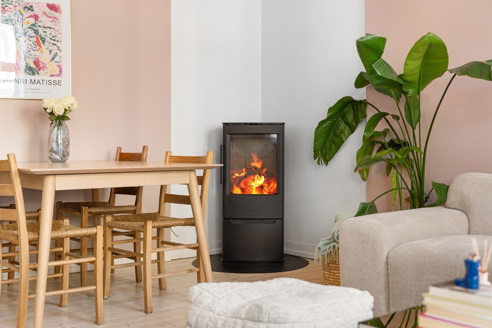 Den moderne peisen sikrer behagelig varme og bidrar til hyggelig stemning. Galleribilde