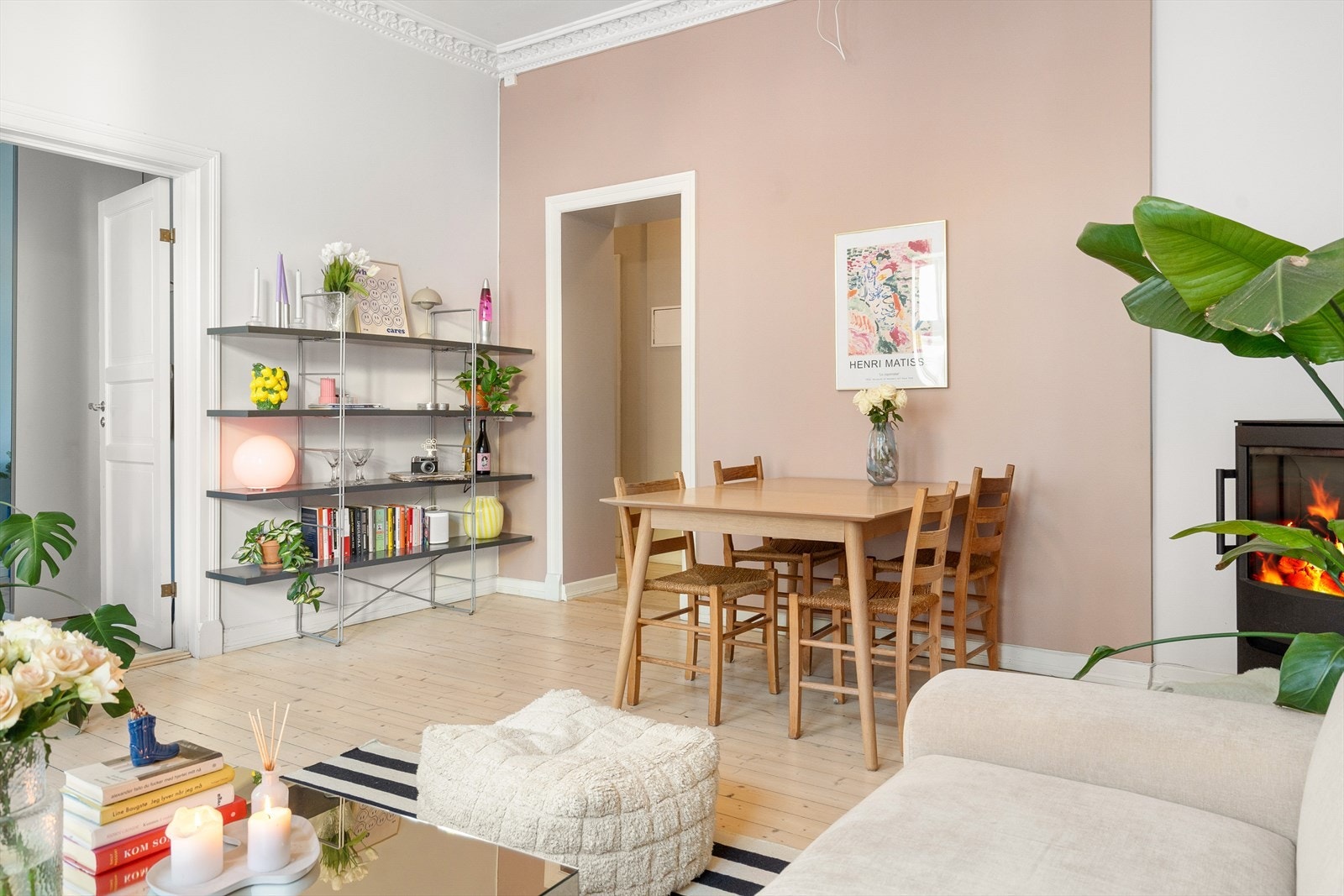 Stuen har en takhøyde på hele 3,10 meter og godt lysinnslipp via store vindusflater. Galleribilde