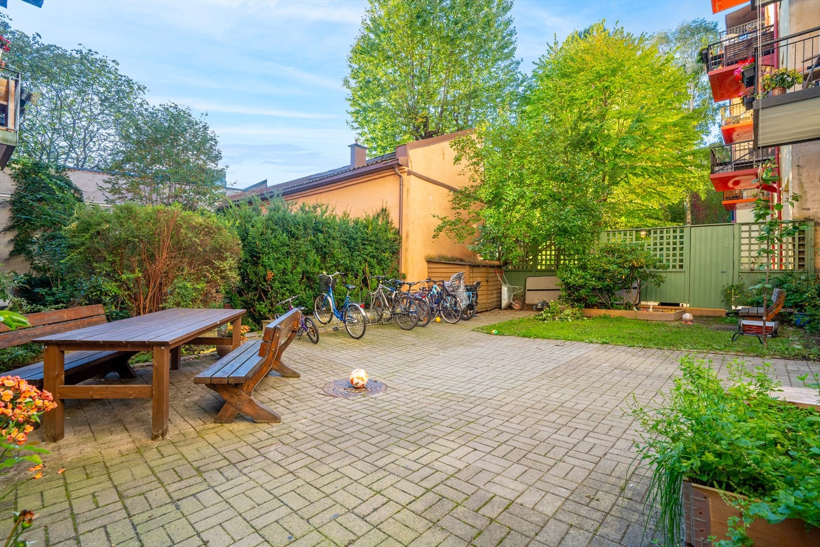 I bakgården er det sittegrupper og sykkelparkering. Galleribilde