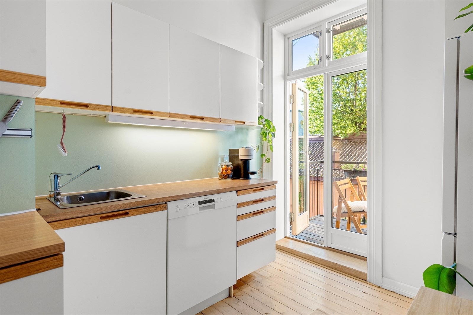 Pent, tidløst kjøkken med spiseplass Galleribilde