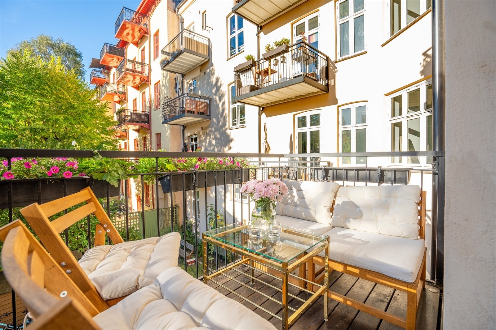 Fra kjøkkenet er det utgang til en solrik, nordvestvendt balkong på 4 kvm. Galleribilde