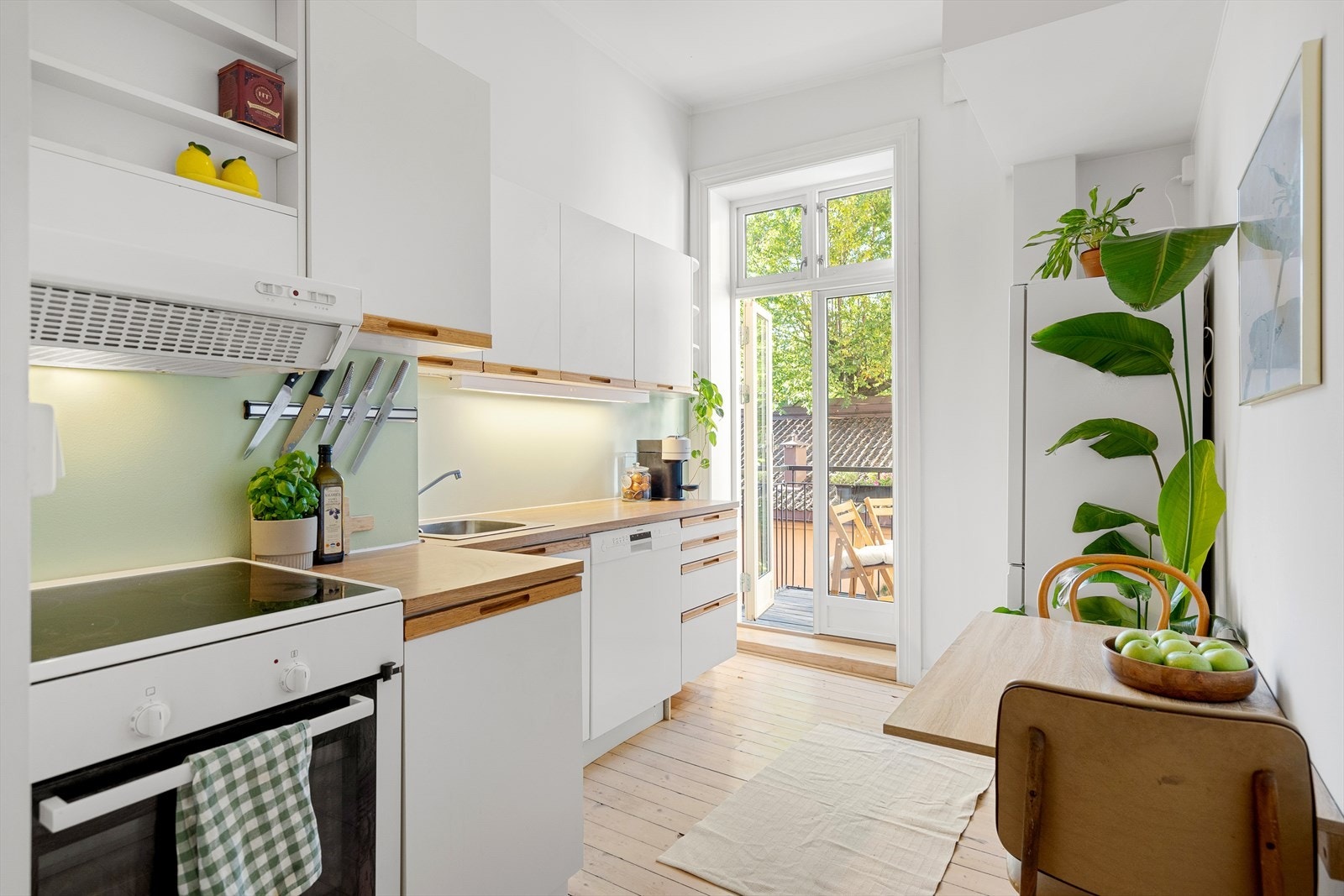 Lys innredning med glatte fronter og benkeplate i laminat. Galleribilde