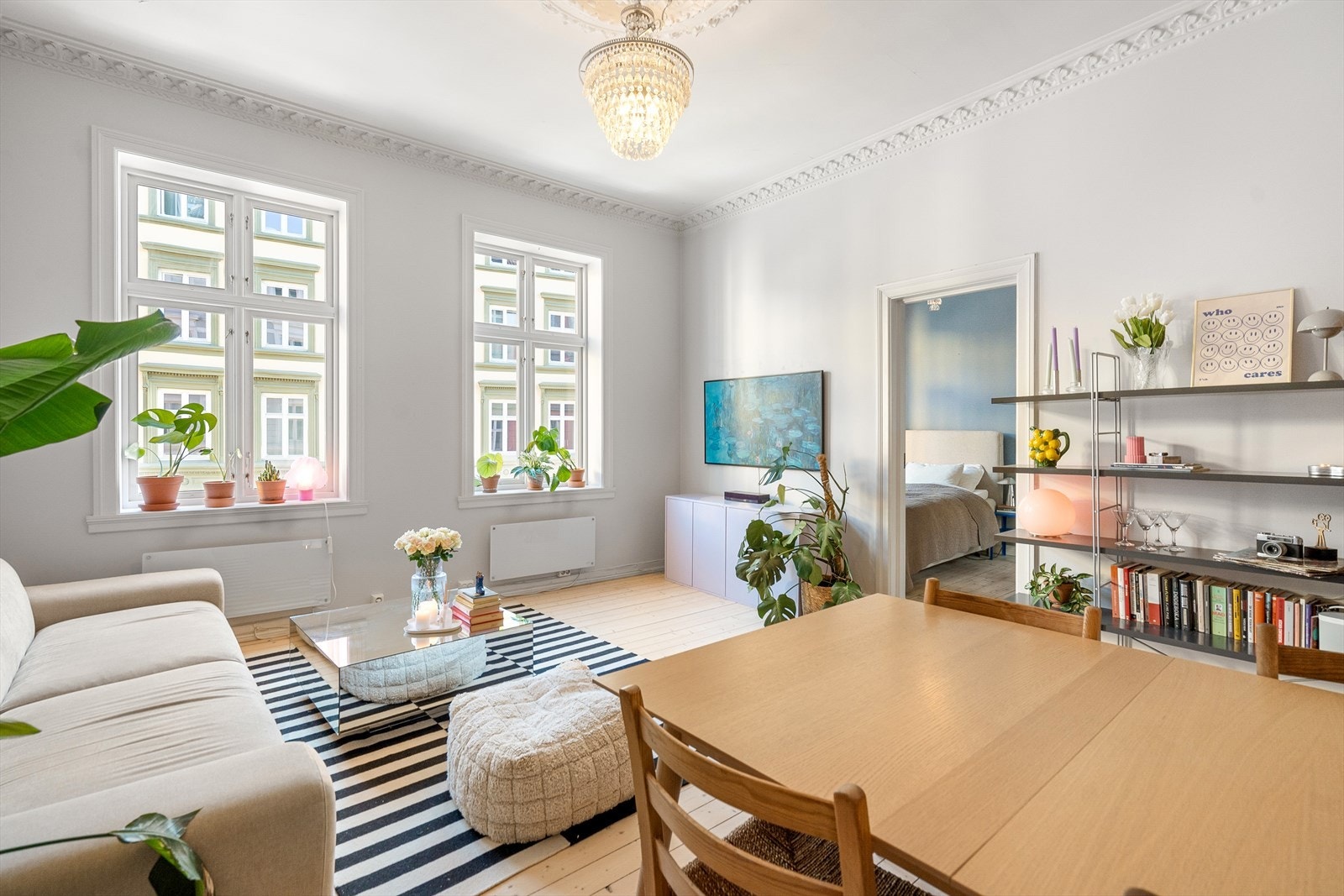 Det er god plass til sofagruppe med tilhørende møblement og spisebord. Galleribilde