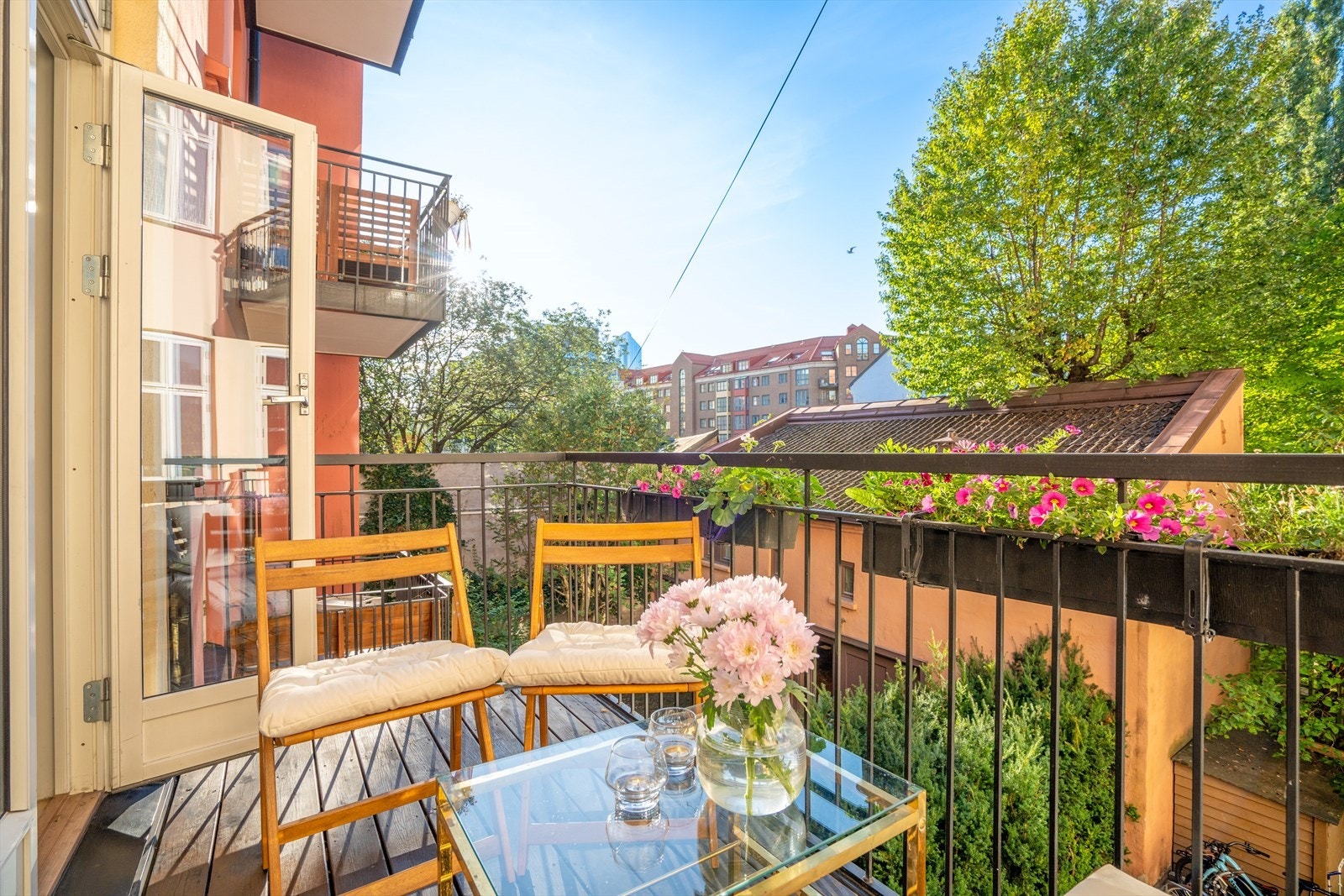 Balkongen har en rolig beliggenhet og grønt utsyn vendt mot bakgård. Galleribilde