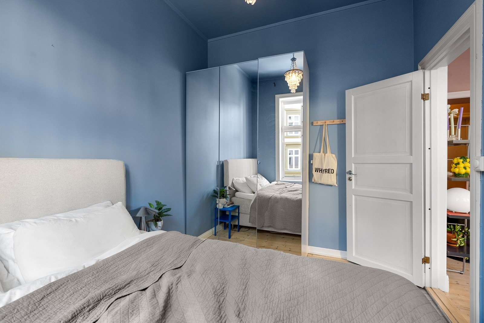 Det er god plass til dobbeltseng, nattbord og garderobeskap. Galleribilde