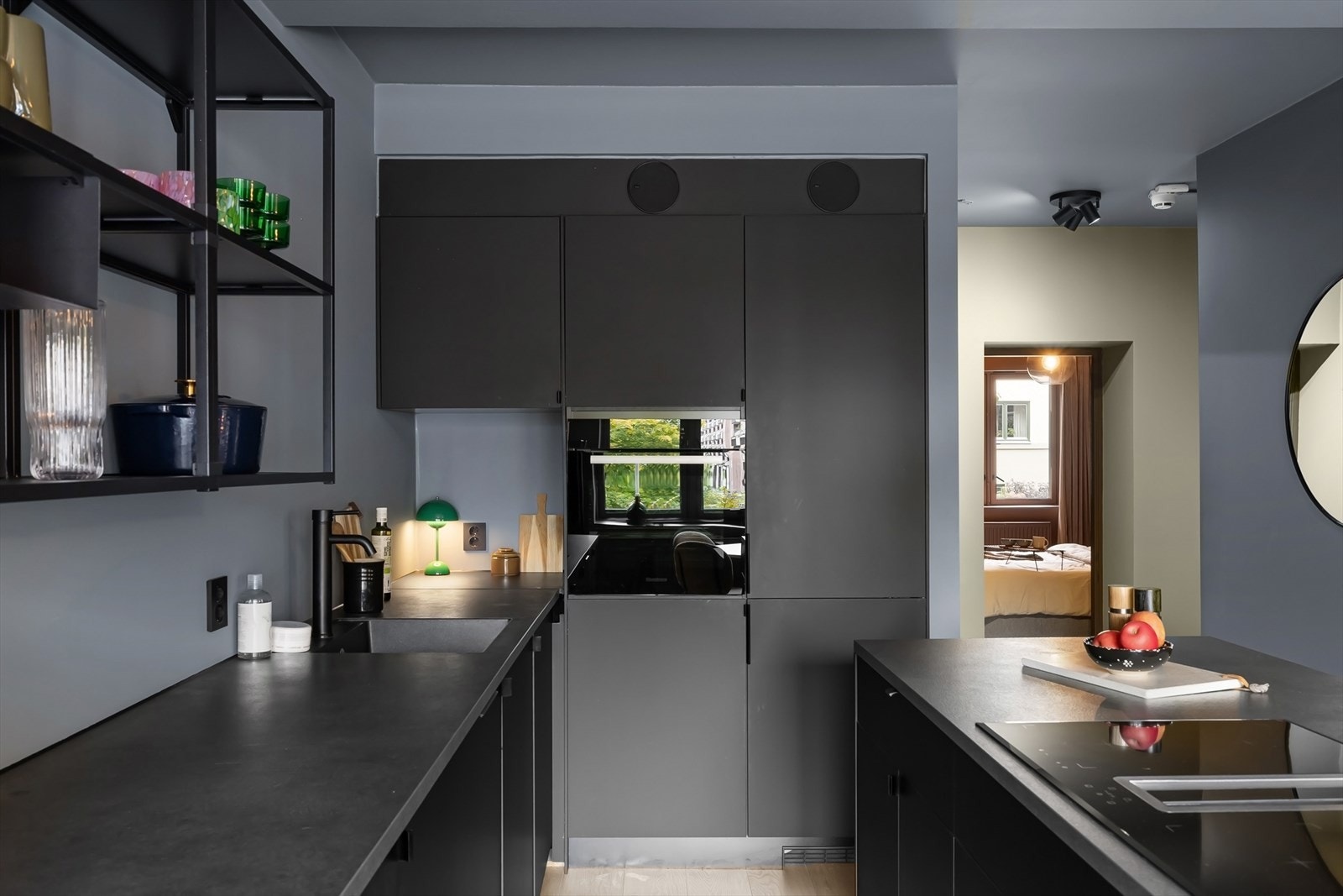 Kjøkkenet er velutstyrt med integrert ovn, platetopp med ventilator, kum med ettgrepsblandebatteri, kjøl/fryseskap, oppvaskmaskin og vinskap Galleribilde