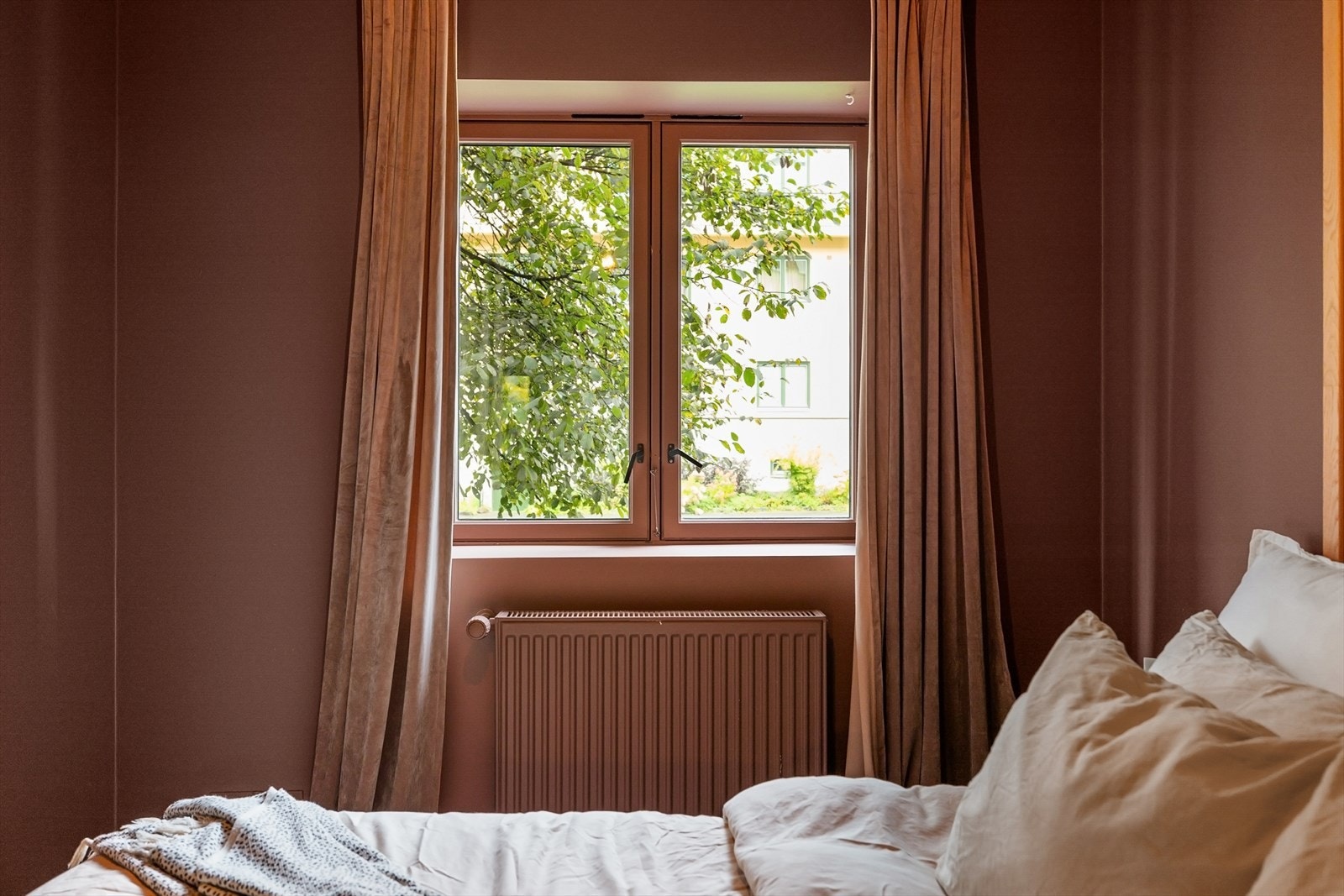 Store vinduer sørger for gode lysforhold og gjør det enkelt å lufte ut Galleribilde