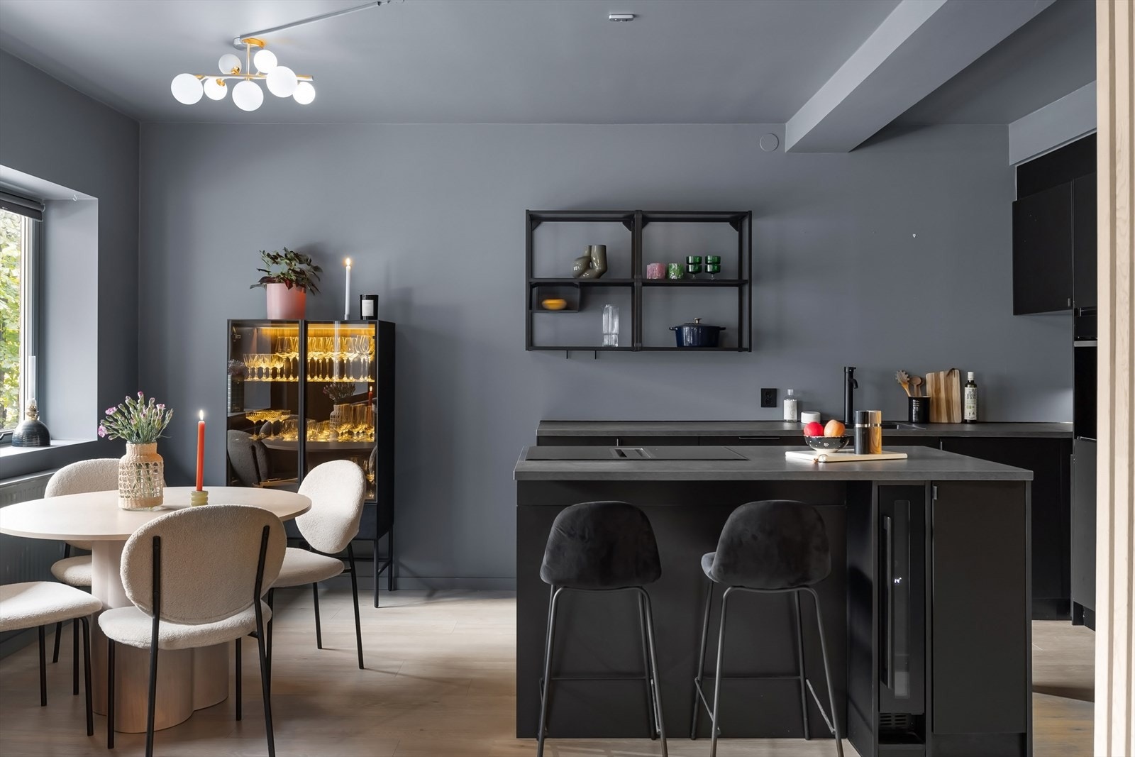 Praktisk kjøkkenøy som skaper en sosial atmosfære, med barløsning som gir ekstra sitteplasser og innbyr til hyggelige samlinger Galleribilde