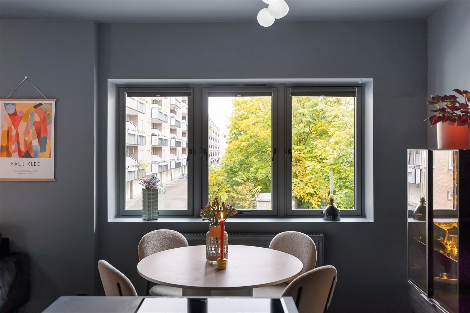 Store vindusflater som slipper inn rikelig med naturlig lys Galleribilde