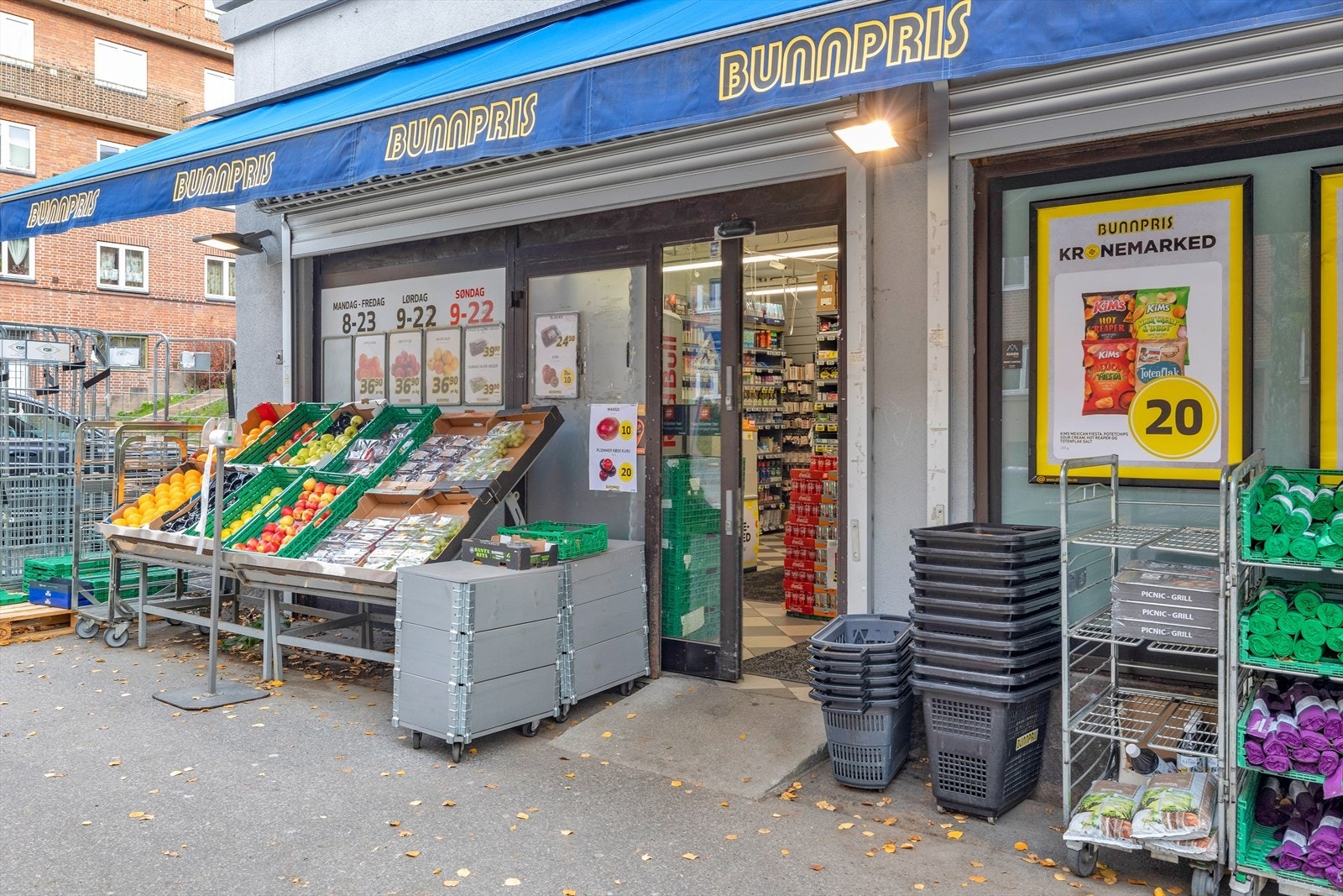 I tøffelavstand fra leiligheten har man dagligvarebutikken Bunnpris som er åpen alle dager i uken Galleribilde