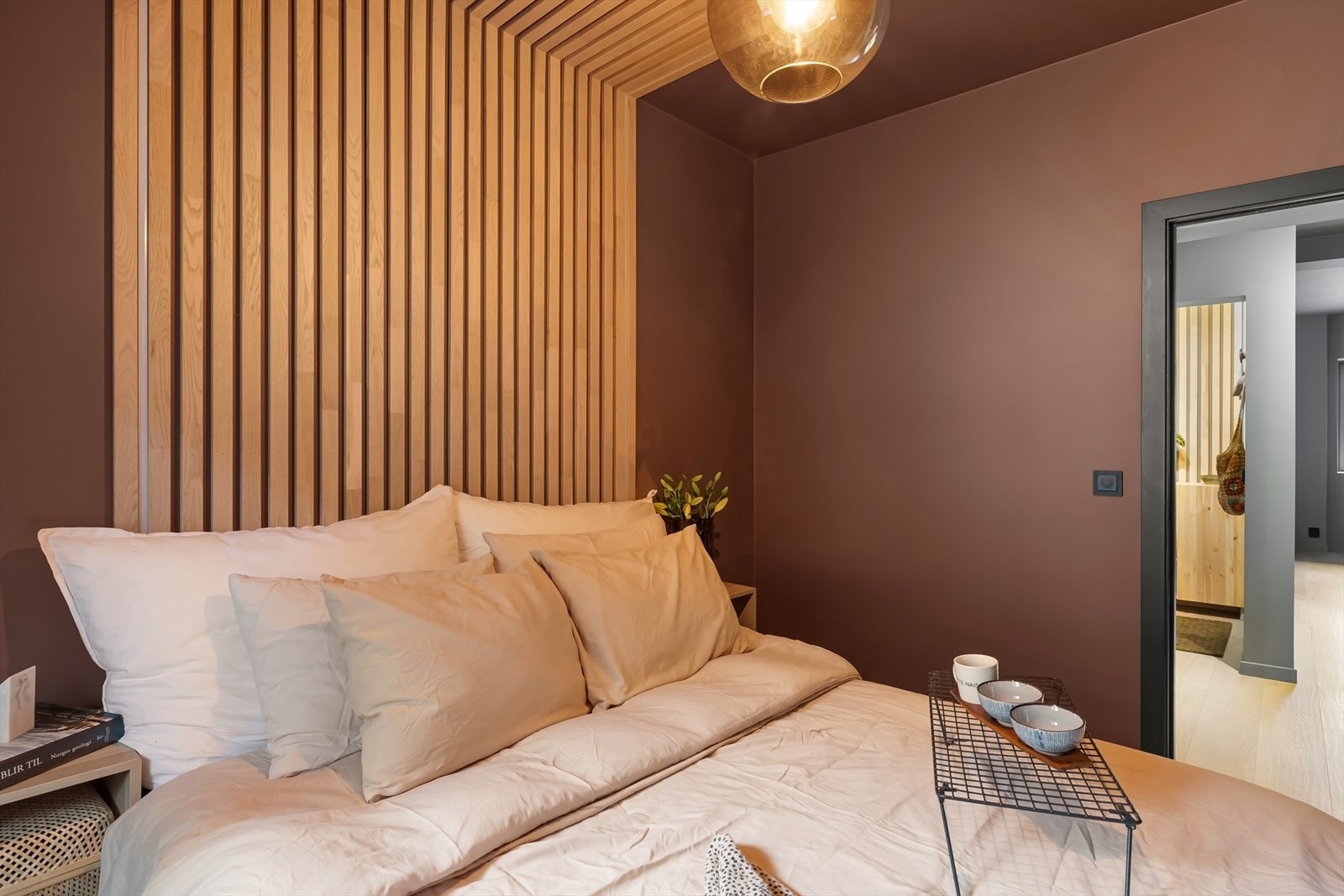 Soverommet har eksklusive detaljer som skaper en luksuriøs hotellfølelse Galleribilde