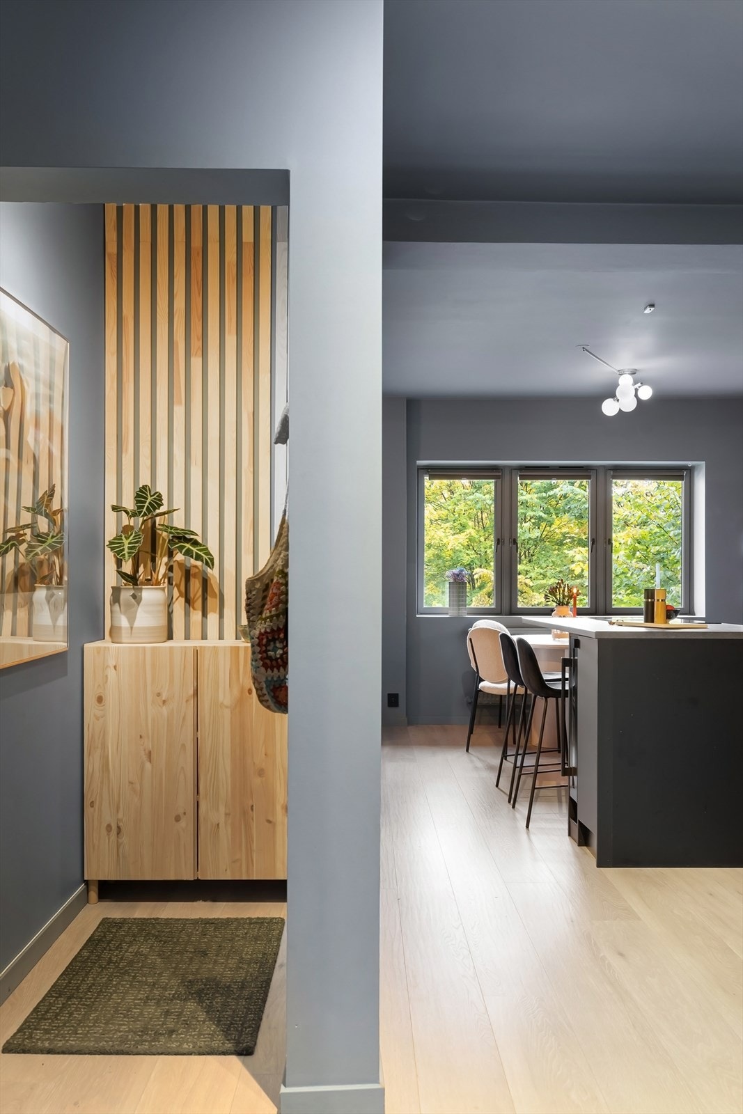 Innbydende entré som harmonerer med leilighetens gjennomførte stil og moderne uttrykk Galleribilde