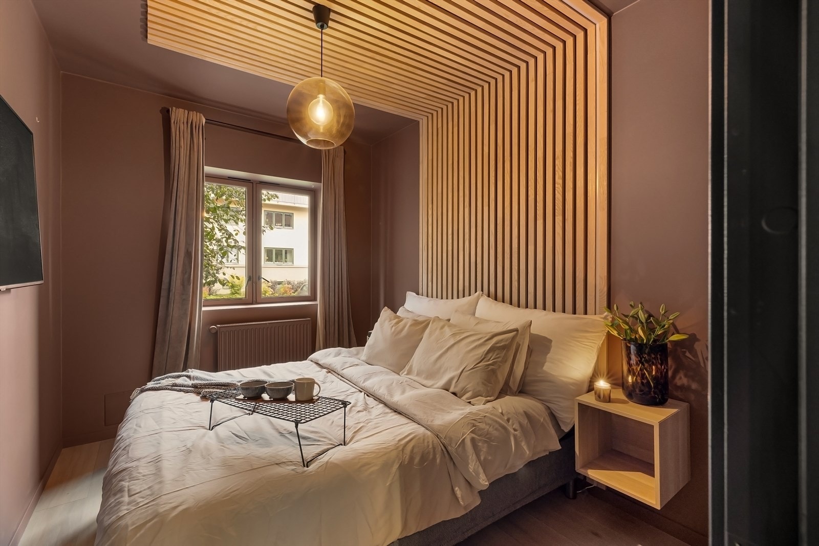 Romslig og luftig hovedsoverom med god plass til dobbeltseng, tilhørende nattbord og oppbevaring Galleribilde