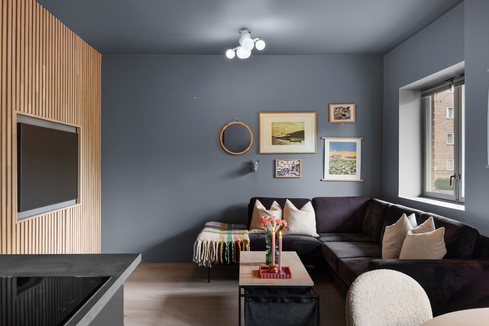 Dype vinduskarmer som gir både sjarm og ekstra plass til dekorasjoner eller planter Galleribilde