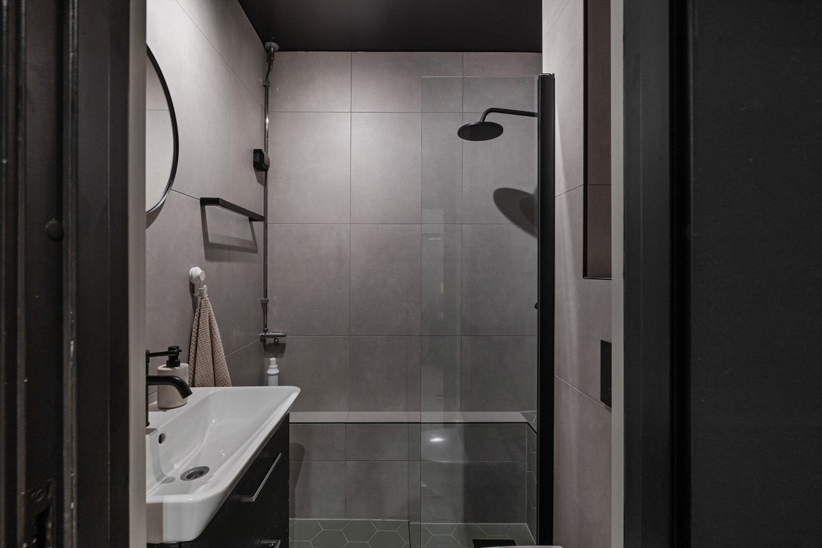 Leiligheten har et moderne baderom. Badet ble pusset opp i 2021 Galleribilde