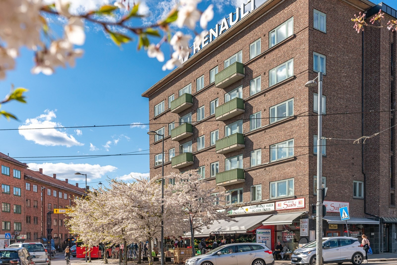 Nærliggende Carl Berner krysset er et viktig knutepunkt i kollektivtrafikken i Oslo Galleribilde