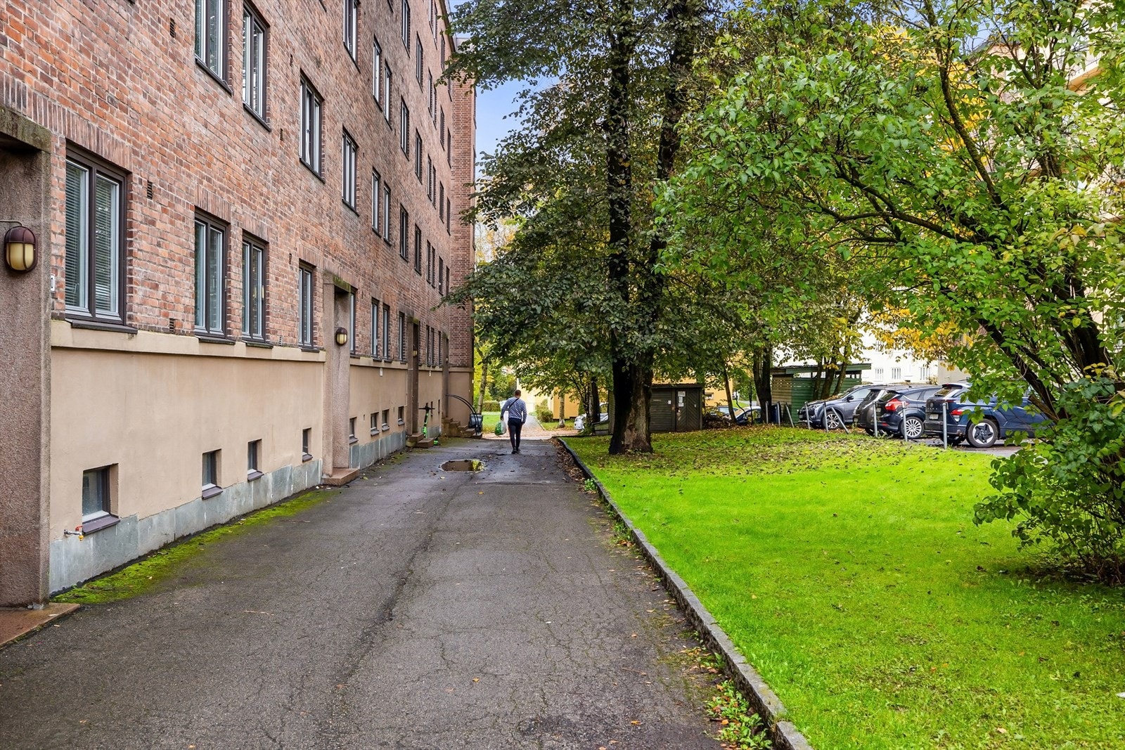 Rett utenfor leiligheten har man borettslagets velholdte grøntarealer Galleribilde