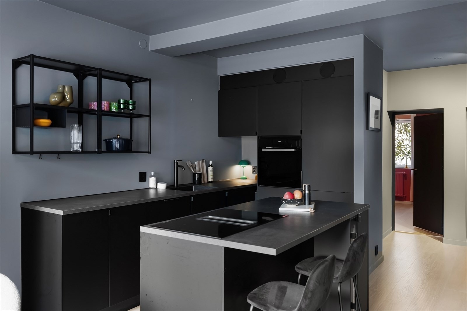 Modernene åpen stue- kjøkkenløsning med kjøkkeninnredning med glatte fronter og foliert benkeplate Galleribilde