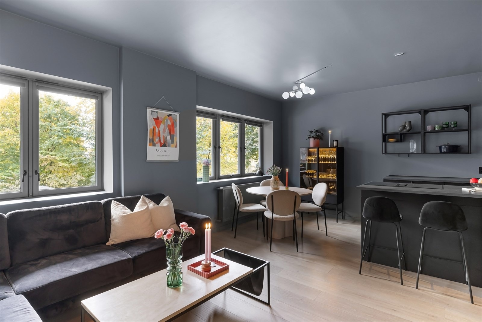 En gjennomgående og moderne 3-roms leilighet med høy standard, god takhøyde, romslige rom og luftig planløsning Galleribilde