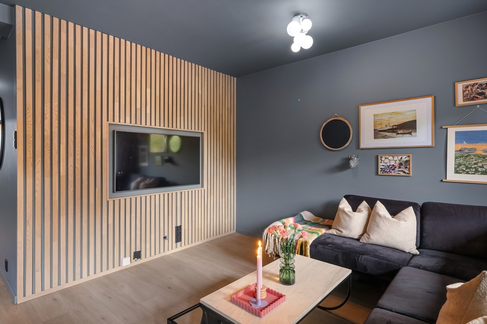 Spileveggen har en plassbygget løsning for TV-oppheng, som gir et ryddig og stilrent utseende Galleribilde