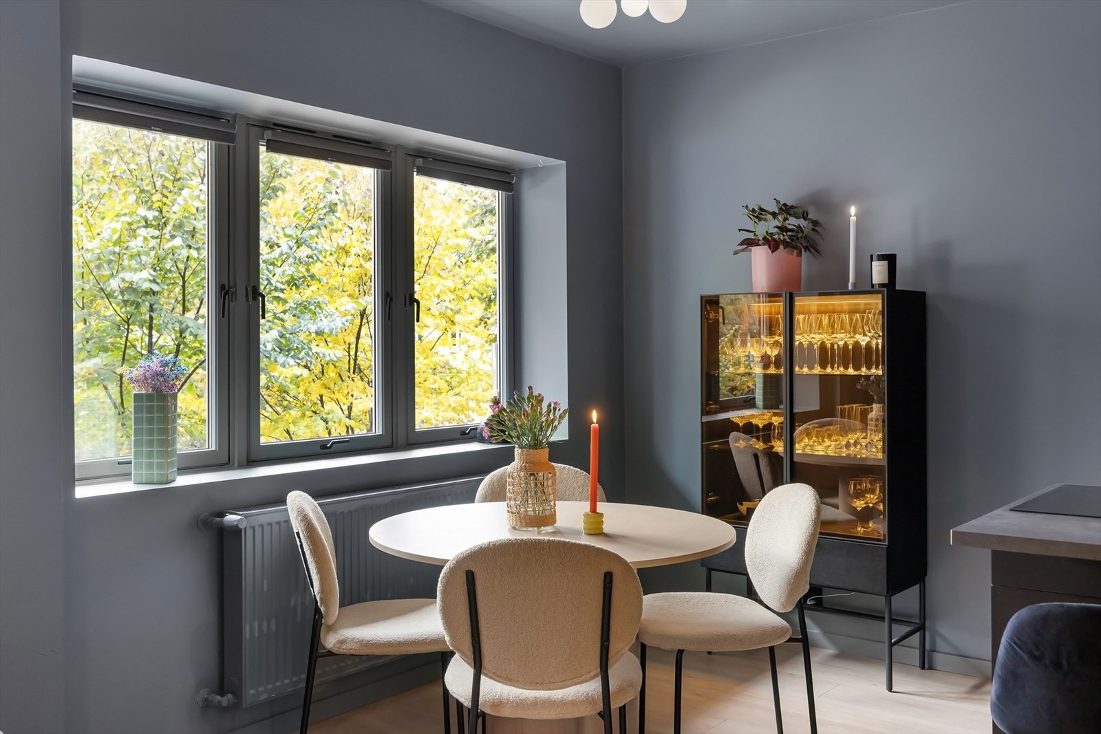 Plass til hyggelig spisegruppe i tilknytting til kjøkken med god plass for hyggelige kvelder med familie og venner Galleribilde