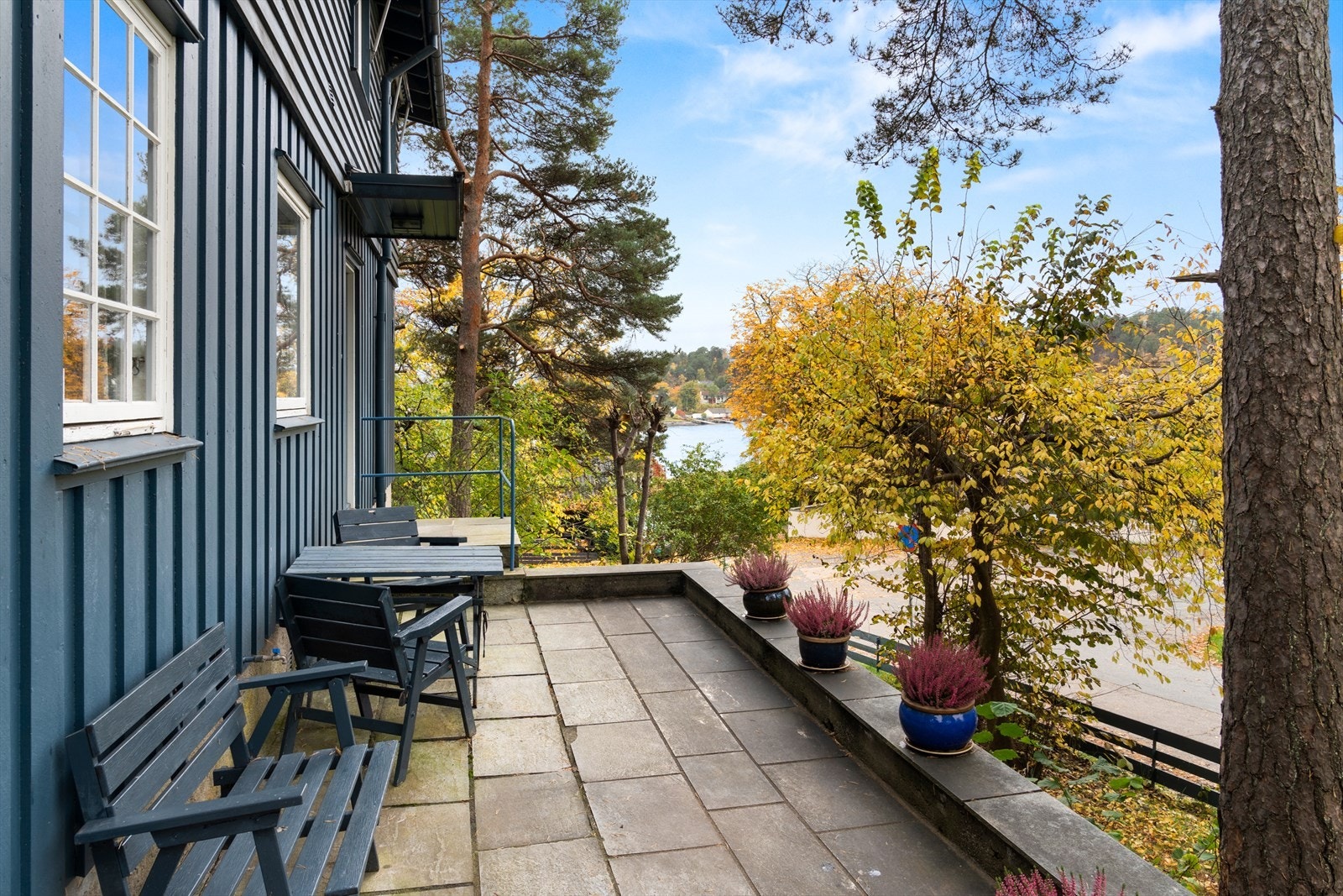 Det er to separate innganger til hver sin del av underetasjen. Galleribilde