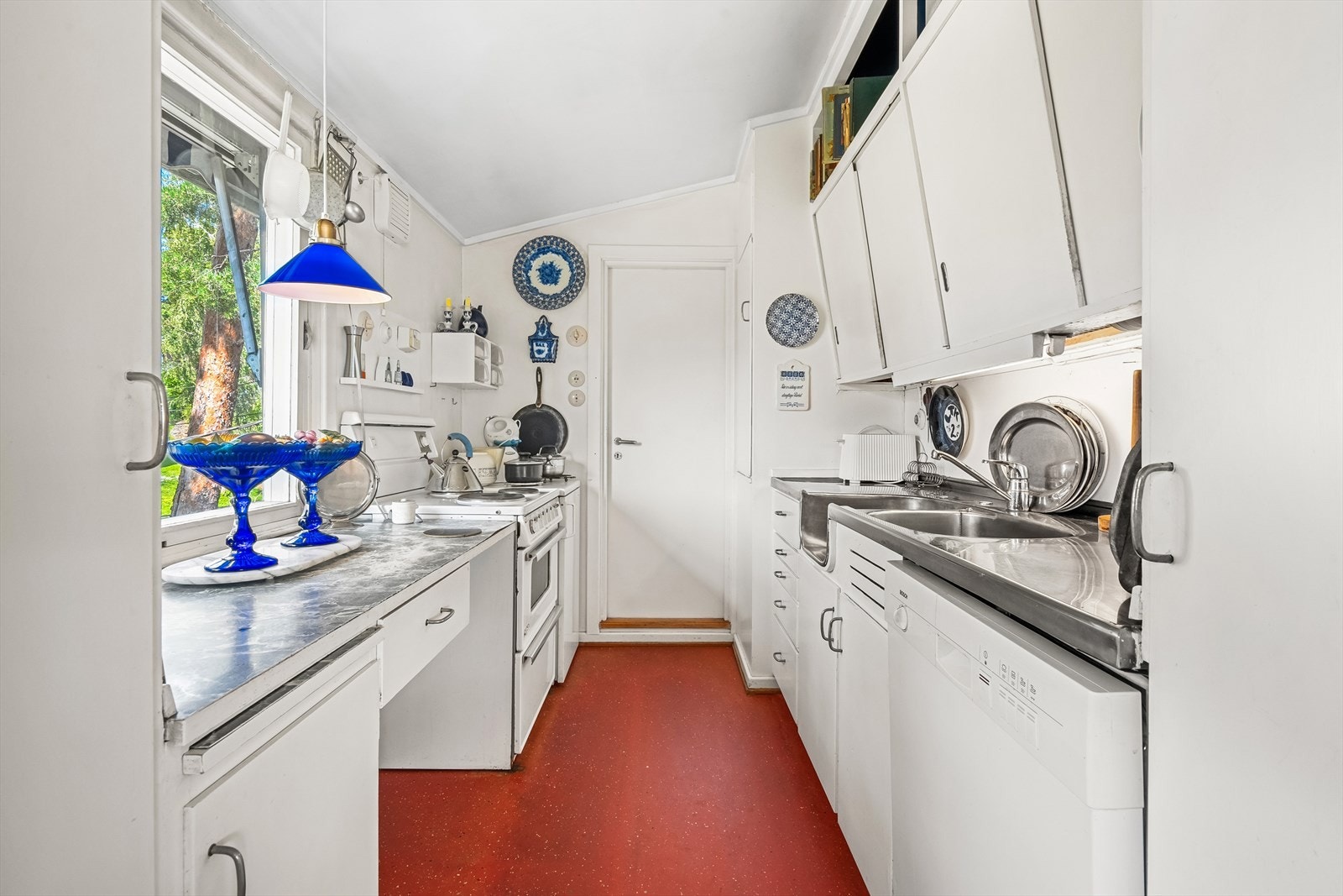 Laminat benkeplate og benkebeslag med nedfelt kum i rustfritt stål. Lysmalte overflater. Galleribilde