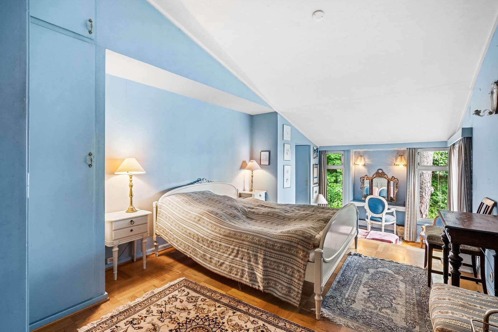 Soverom 1/Hovedsoverom med to nivåer og utgang til uteplass på sydøst-siden av huset. Galleribilde