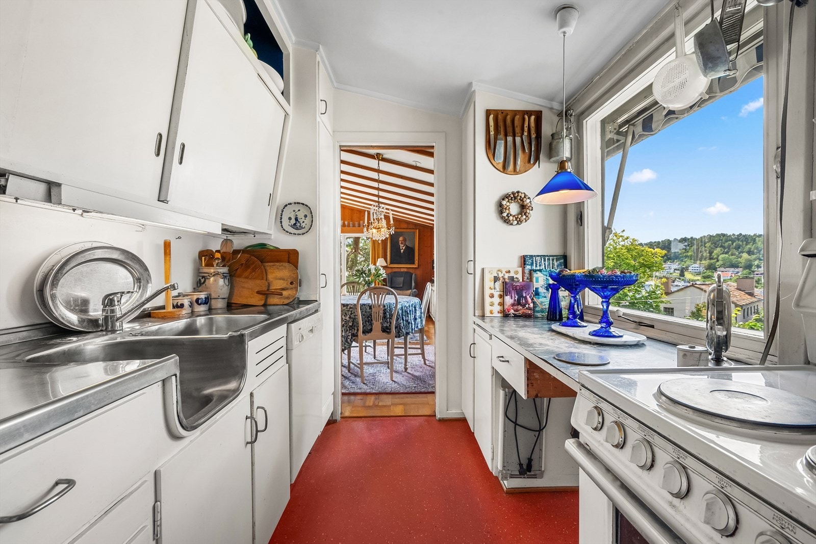 Eldre kjøkken med utsikt vestover. Galleribilde