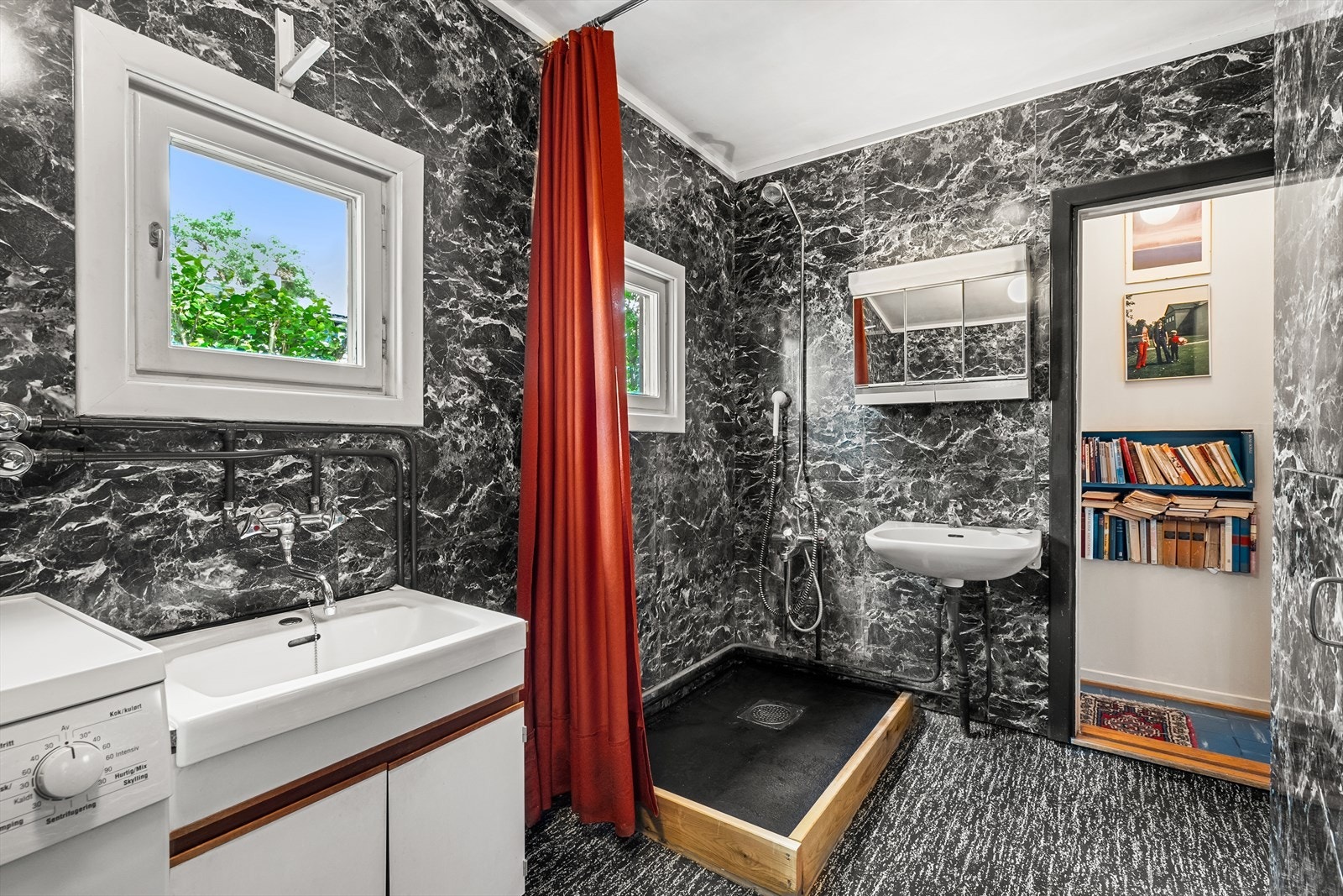 Eldre bad med behov for oppussing, Opplegg for vaskemaskin. Galleribilde