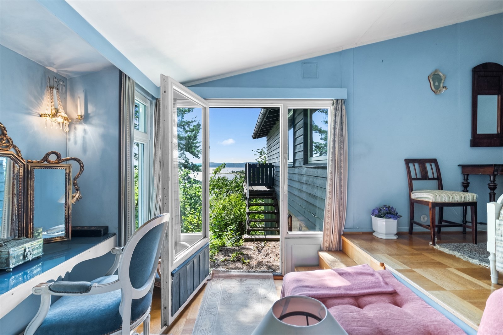 Stort og luftig soverom med store vindusflater og rett ut til utsikten. Galleribilde