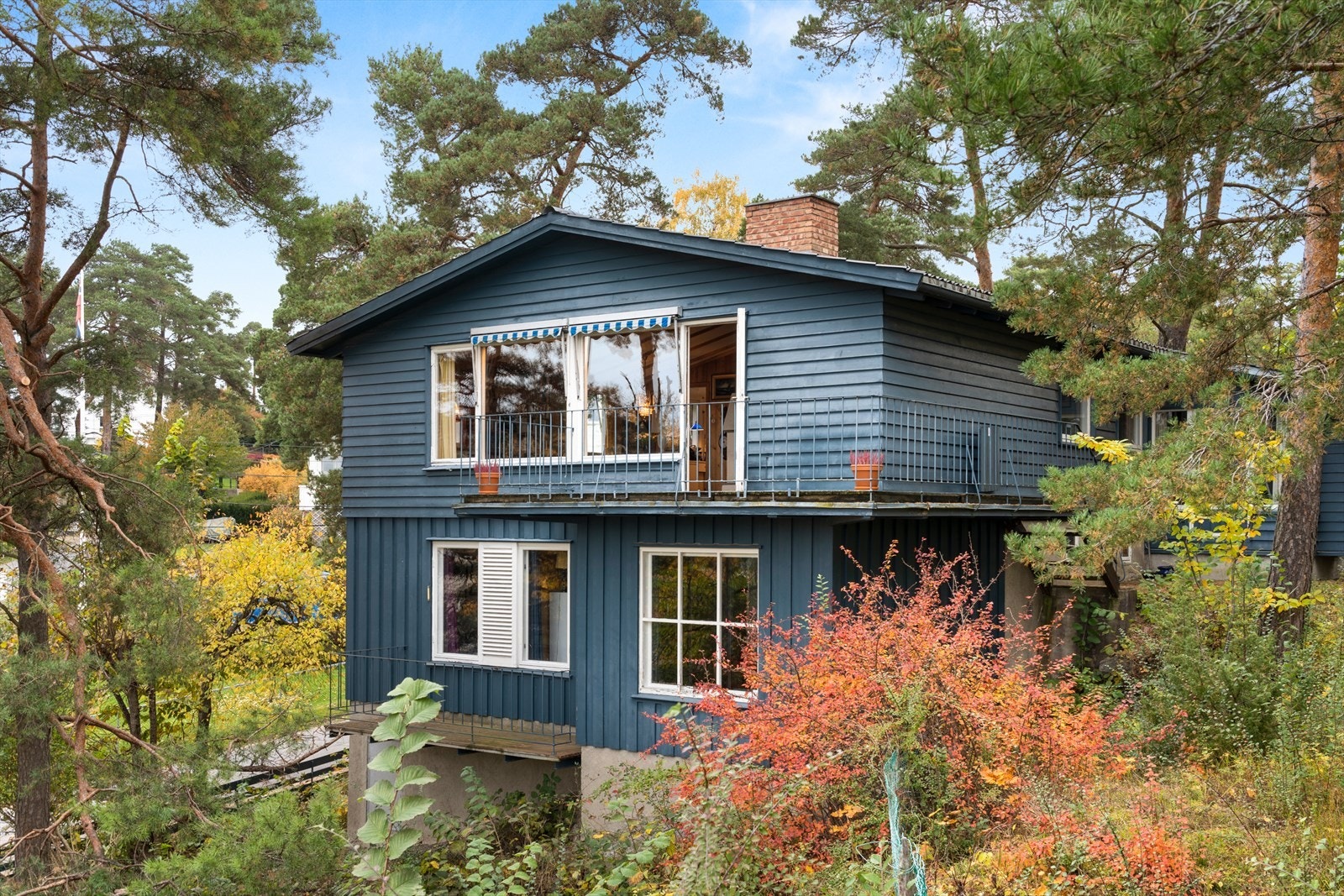 Hel tomannsbolig med dobbelgarasje, uthus og utleiemuligheter. Ettertraktet beliggenhet på sydvestsiden av Ulvøya. Galleribilde