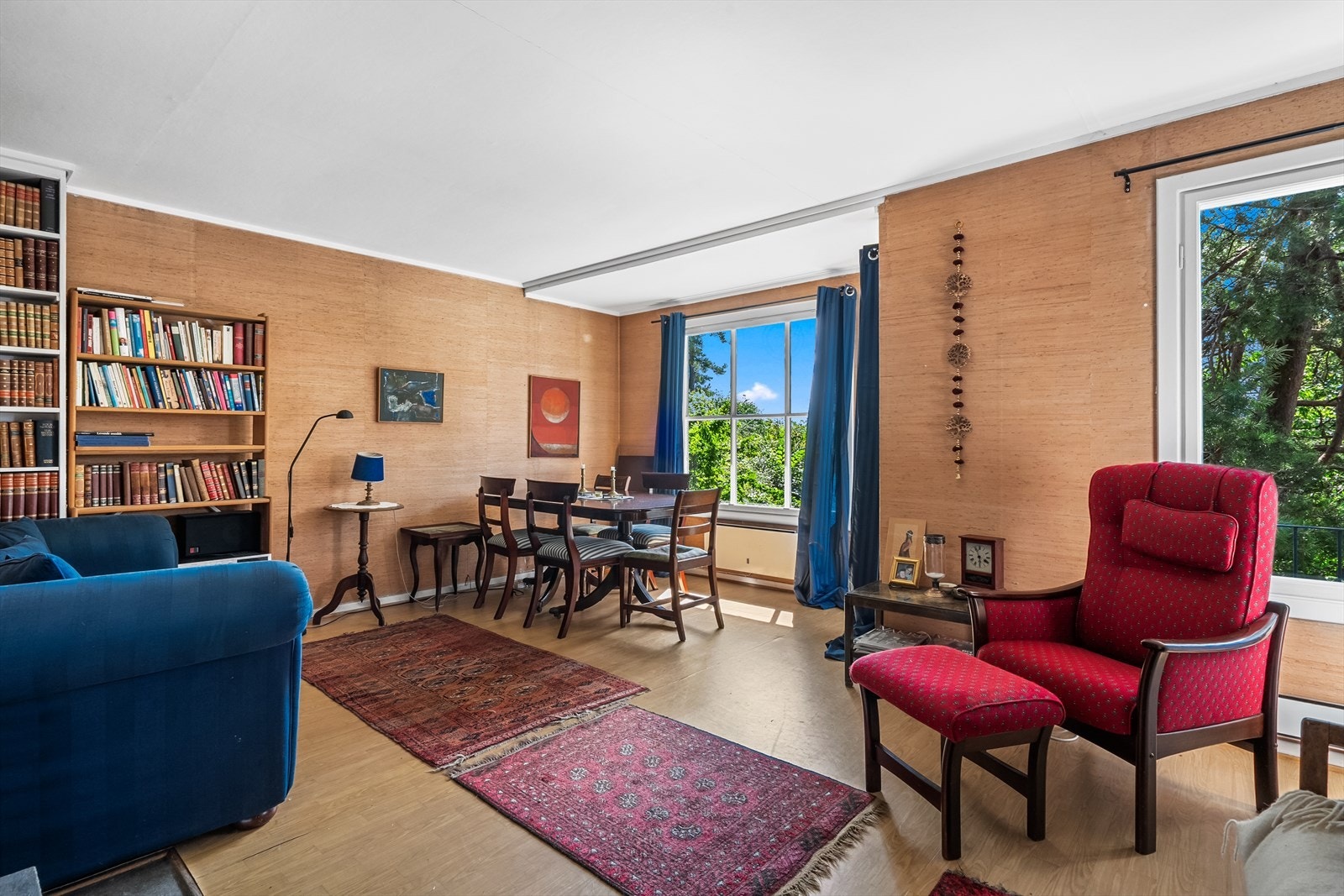 Stue i underetasje med peis og god plass til både spiseplass og sofagruppe. Galleribilde