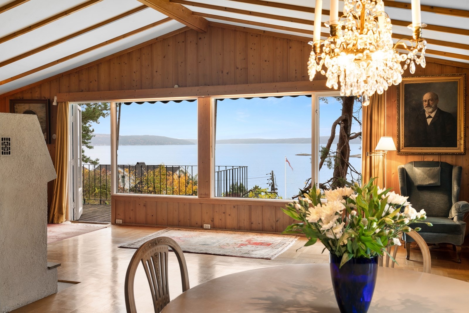 Innholdsrik bolig over to plan med behov for oppussing. Her er det mange muligheter til å sette sitt eget preg på eiendommen. Galleribilde