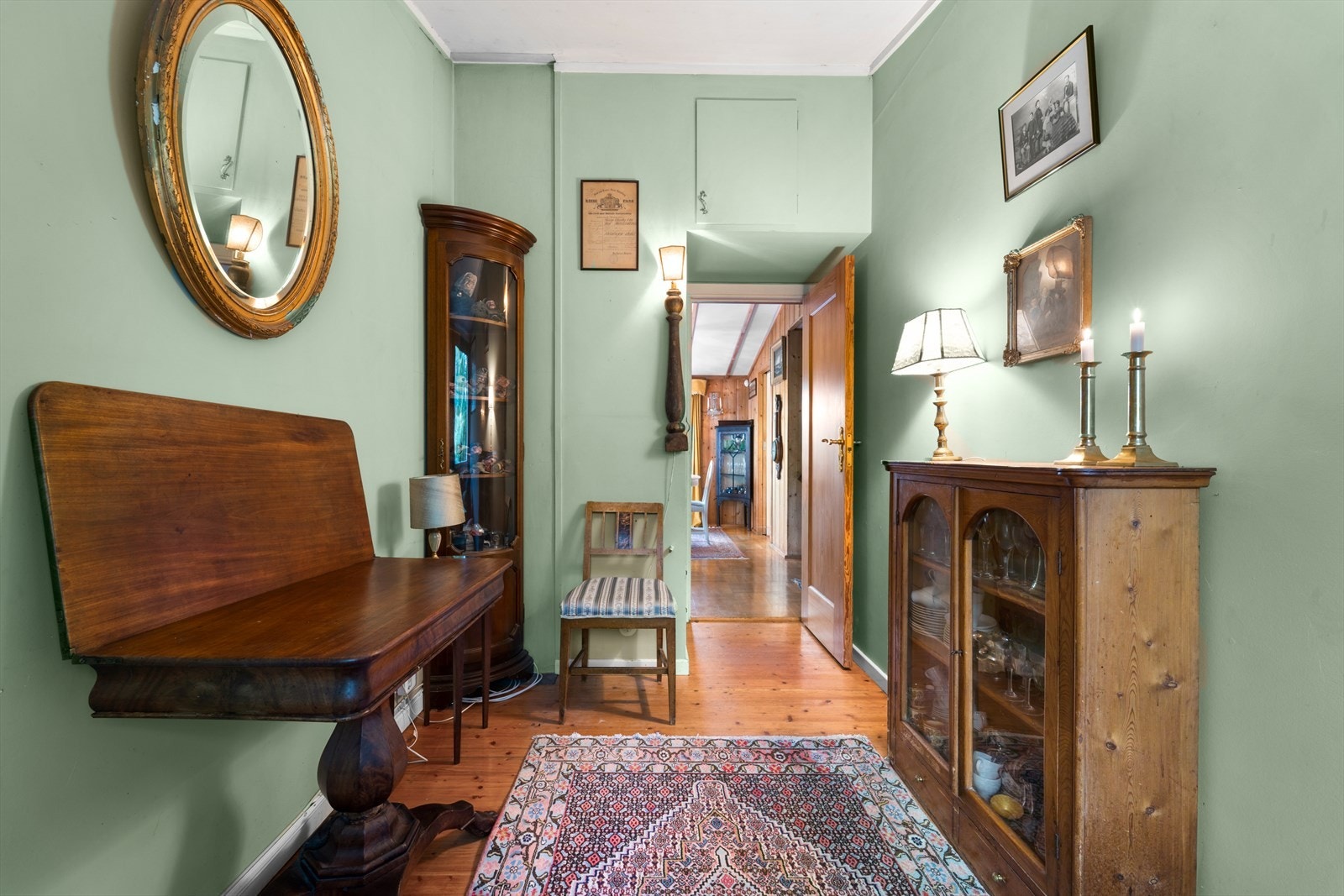 Soverom 2. Ekstra lagringplass i plassbygget skap. Galleribilde