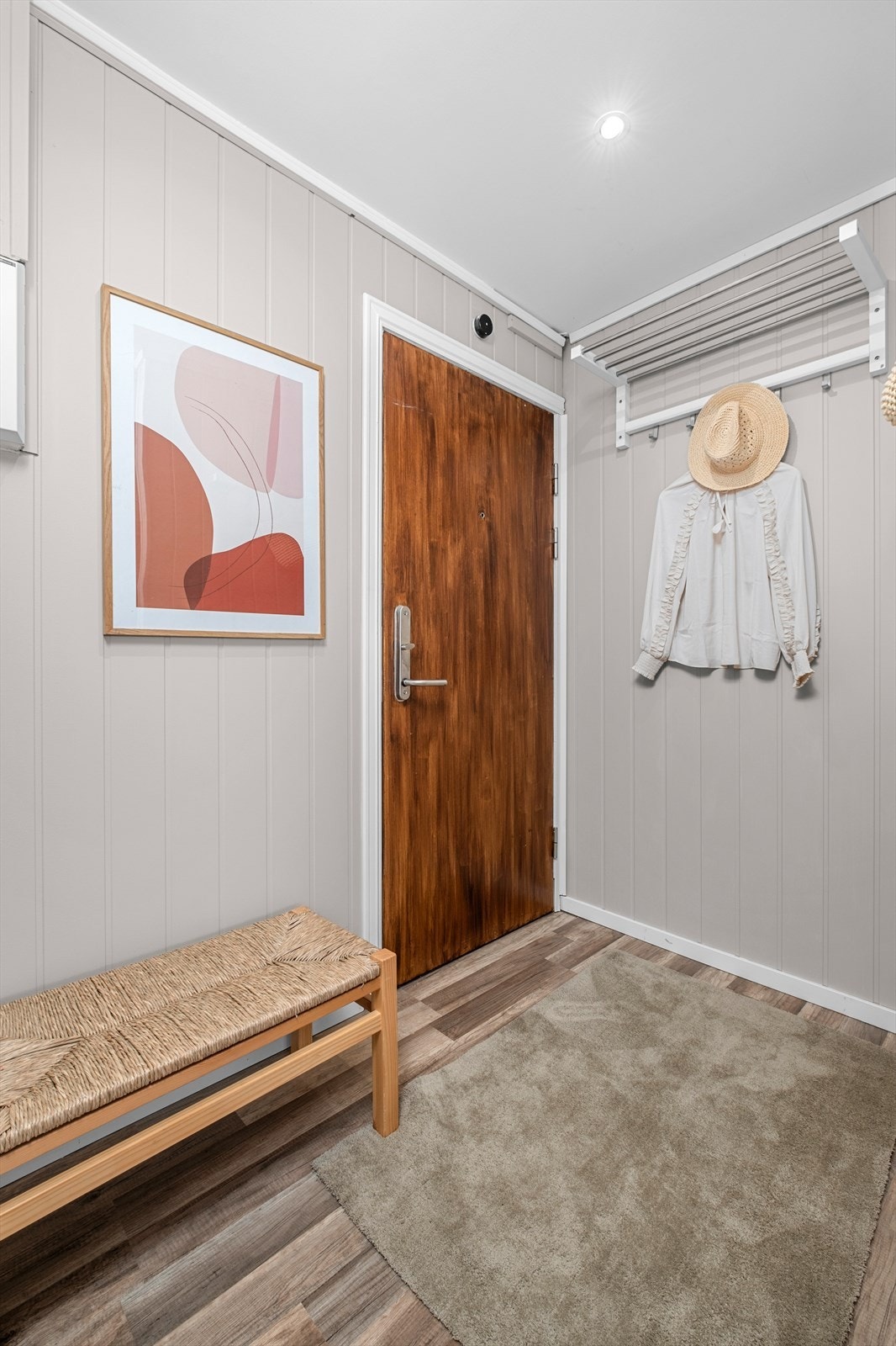 Innbydende og romslig entré med smarte løsninger for plass til oppbevaring av sko- og yttertøy. Galleribilde