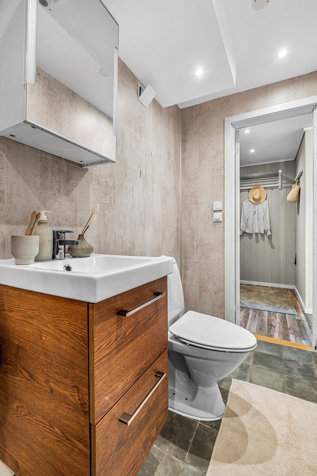 Badet er praktisk tilknyttet entré. Galleribilde