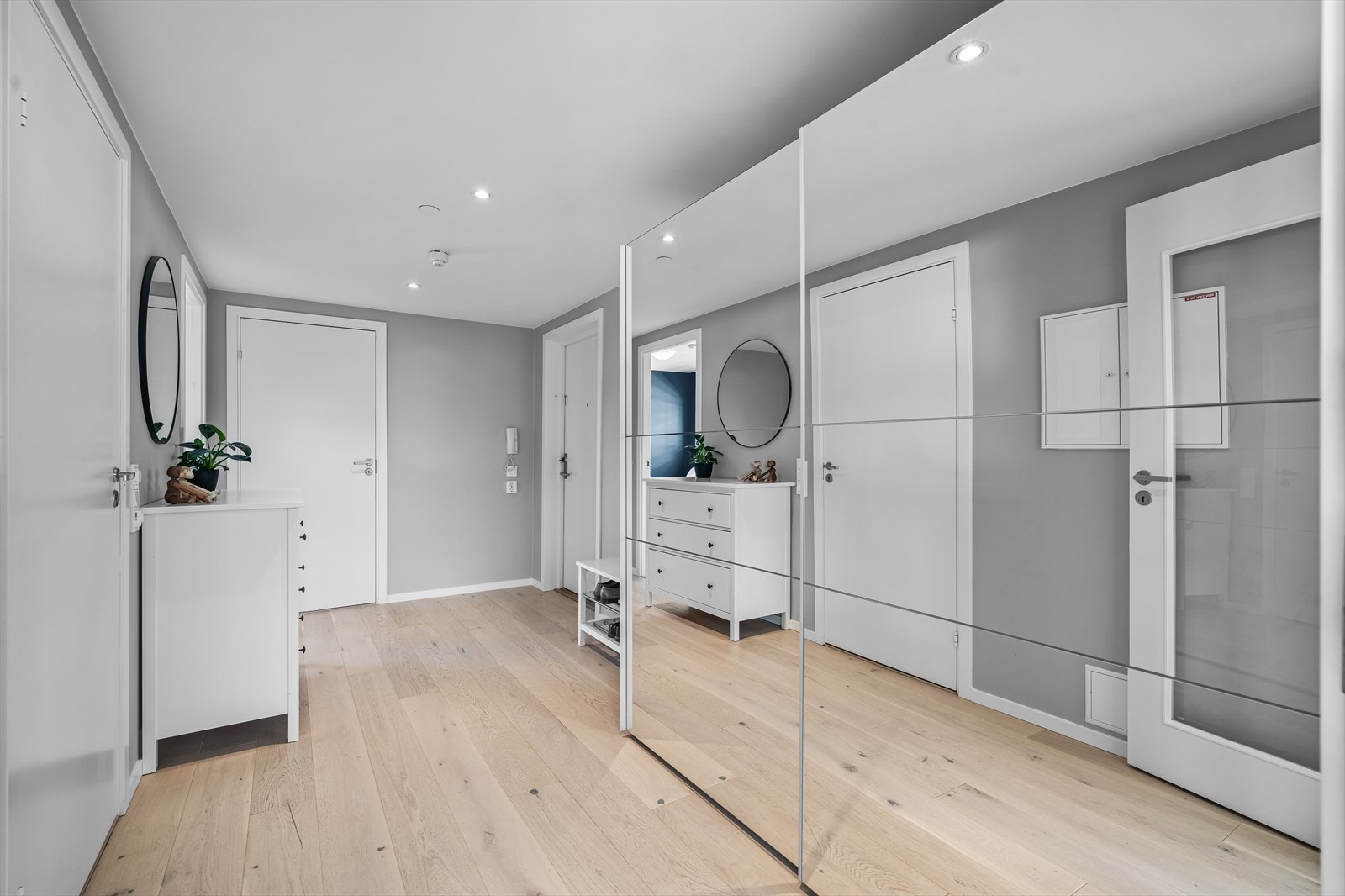 Entré med god plass til oppbevaringsmøbler - Dørcalling Galleribilde