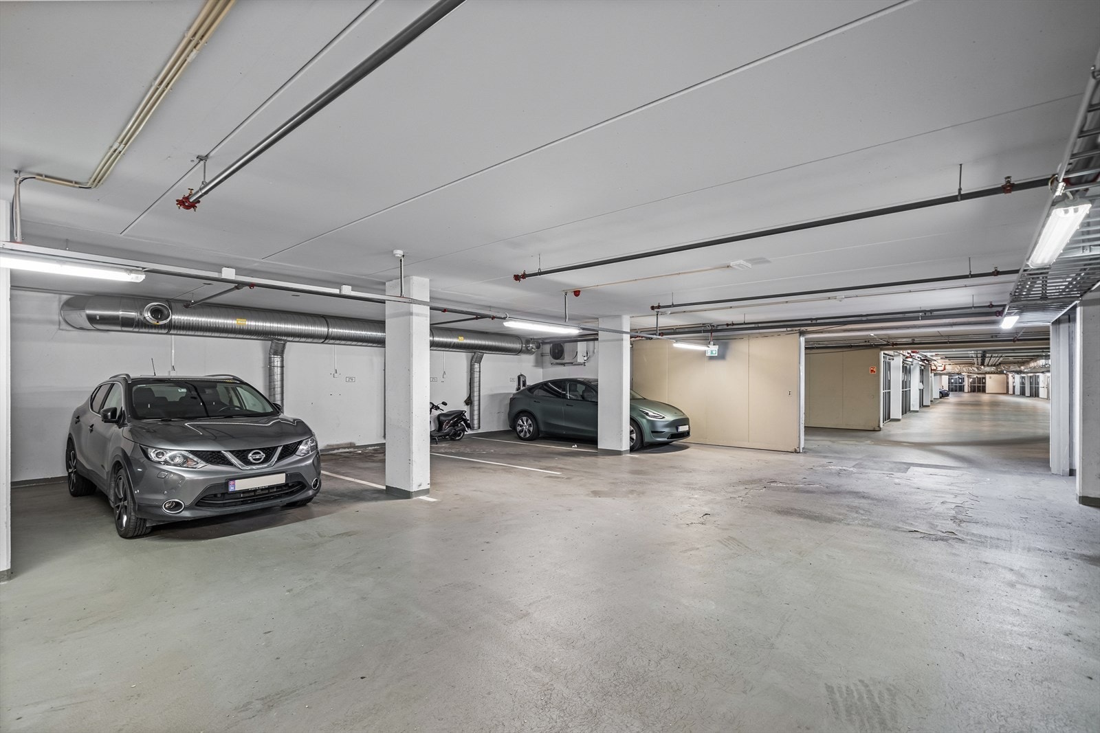 Leiligheten disponerer en stor garasjeplass - Enkelt adkomst med heis til garasjekjelleren Galleribilde