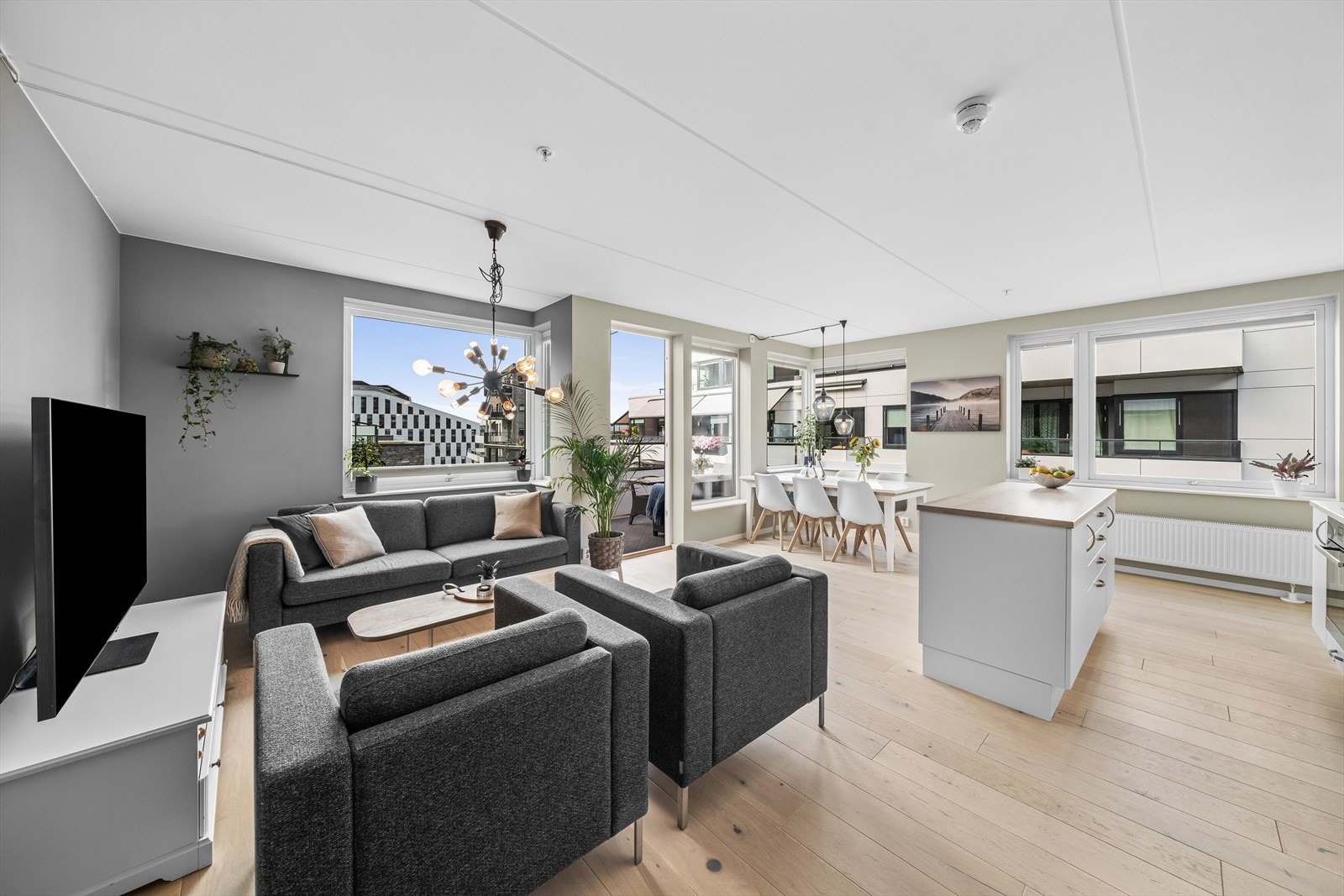 Hjørneleiligheten har moderne planløsning med stue og kjøkken i åpen løsning Galleribilde