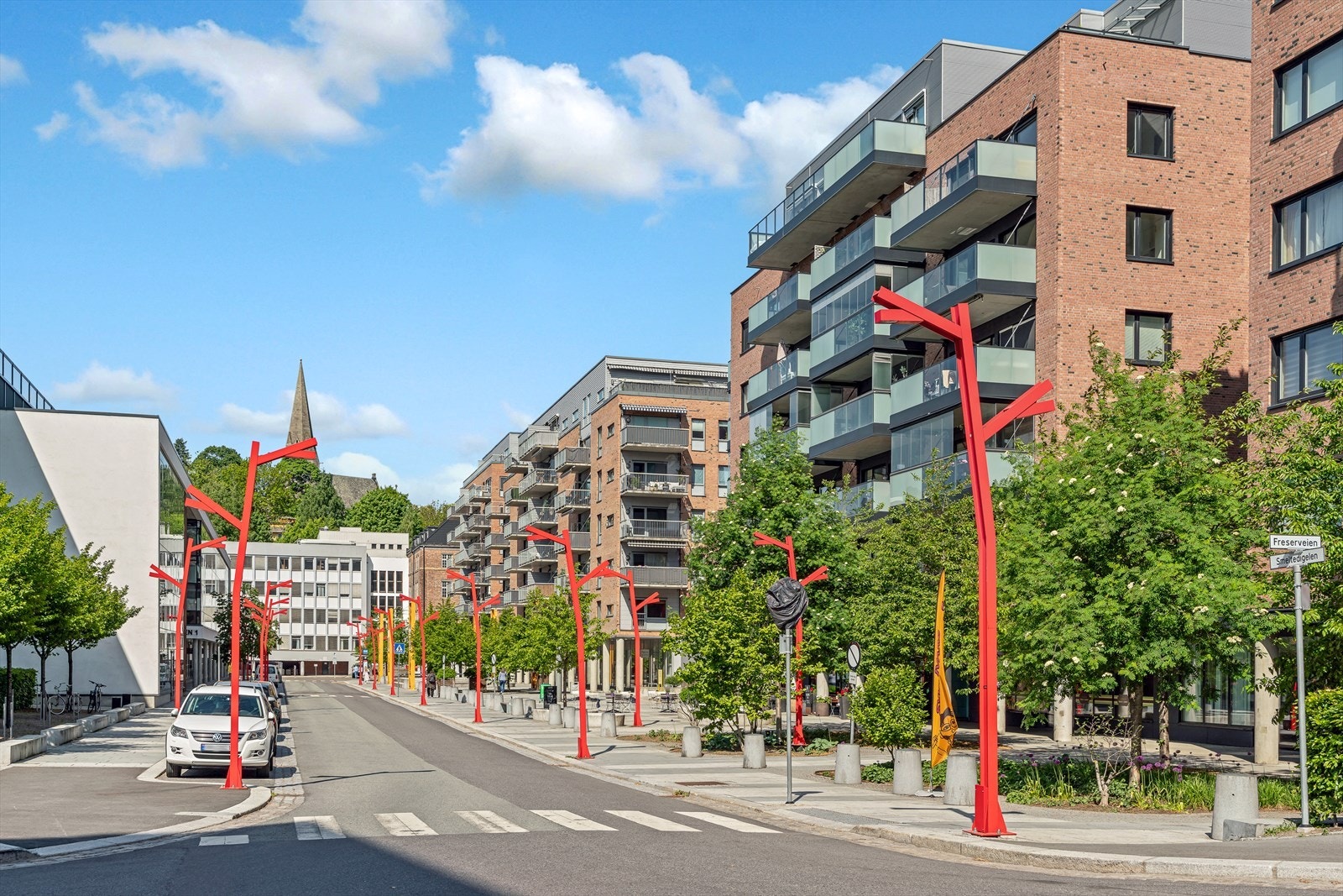 I umiddelbar nærhet finner du Åpent bakeri, apotek, frisør, renseri, skomaker, fotpleie, blomsterbutikk og treningssenter Galleribilde