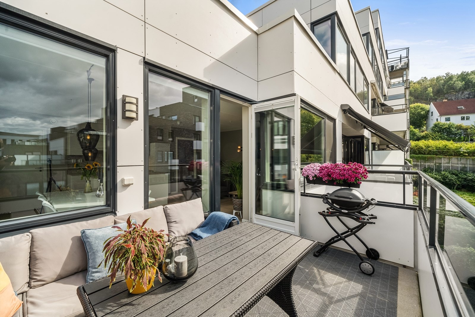 Vestvendt balkong på ca. 9 kvm med gode solforhold Galleribilde