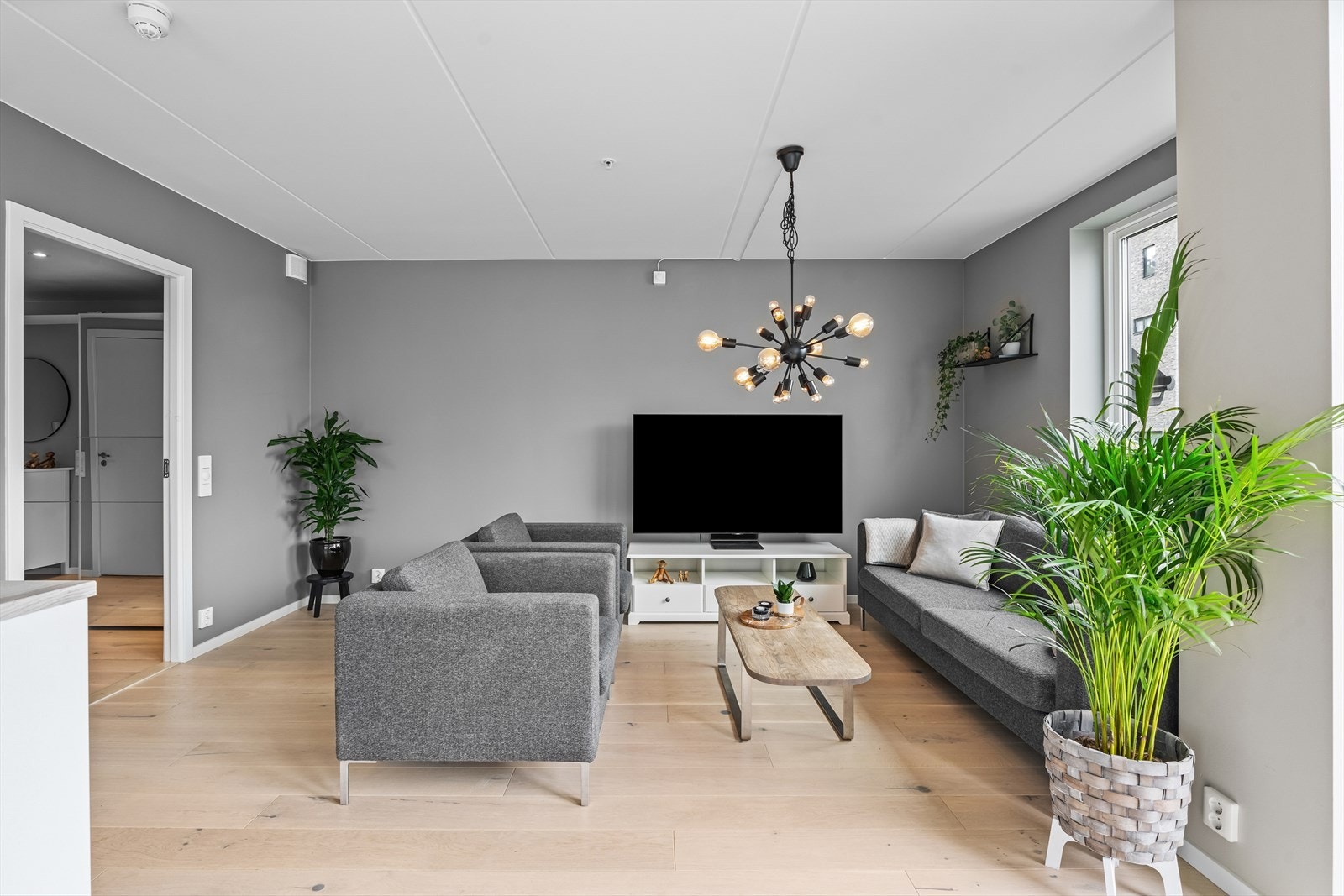 I stuen er det plass til større sofagruppe, tv-seksjon og øvrig møblement Galleribilde