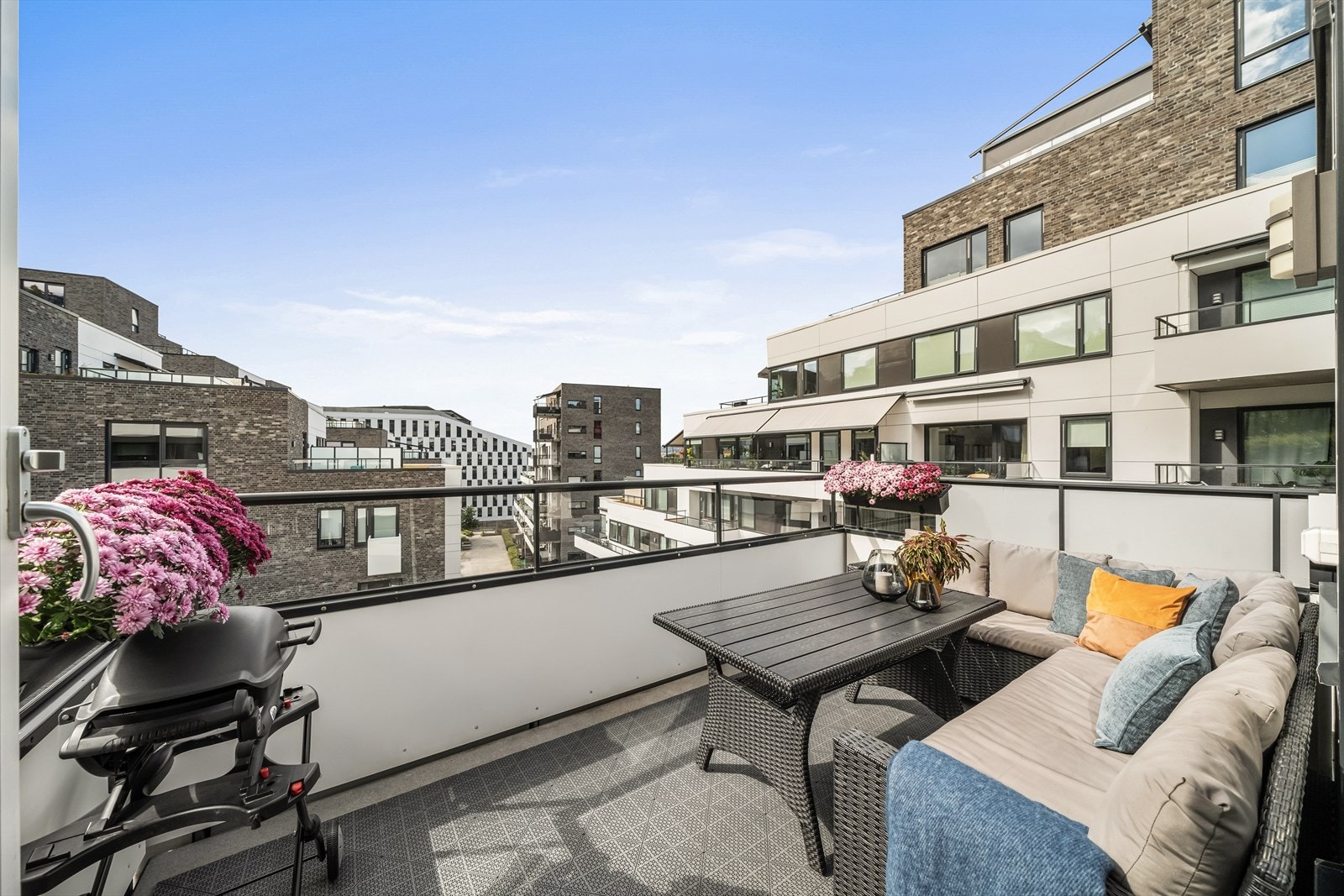 God plass til utemøbler, beplantning og grill Galleribilde